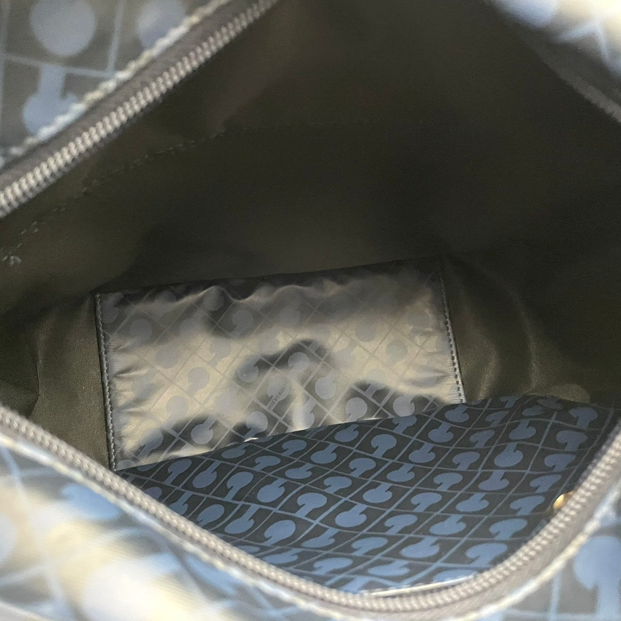 美品 ゲラルディーニ GHERARDINI ショルダーバッグ 鞄 クロスボディ 斜め掛け可 ナイロン ソフティ ネイビー 紺 軽量 総柄 モノグラム ファスナー レディース カジュアル エレガント デイリー 旅行 サブバッグ 普段使い 上品 綺麗 S84