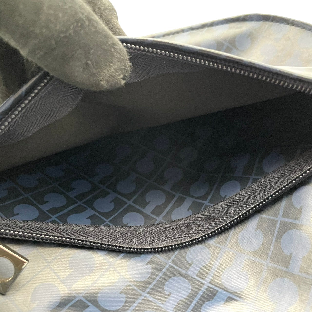 美品 ゲラルディーニ GHERARDINI ショルダーバッグ 鞄 クロスボディ 斜め掛け可 ナイロン ソフティ ネイビー 紺 軽量 総柄 モノグラム ファスナー レディース カジュアル エレガント デイリー 旅行 サブバッグ 普段使い 上品 綺麗 S84