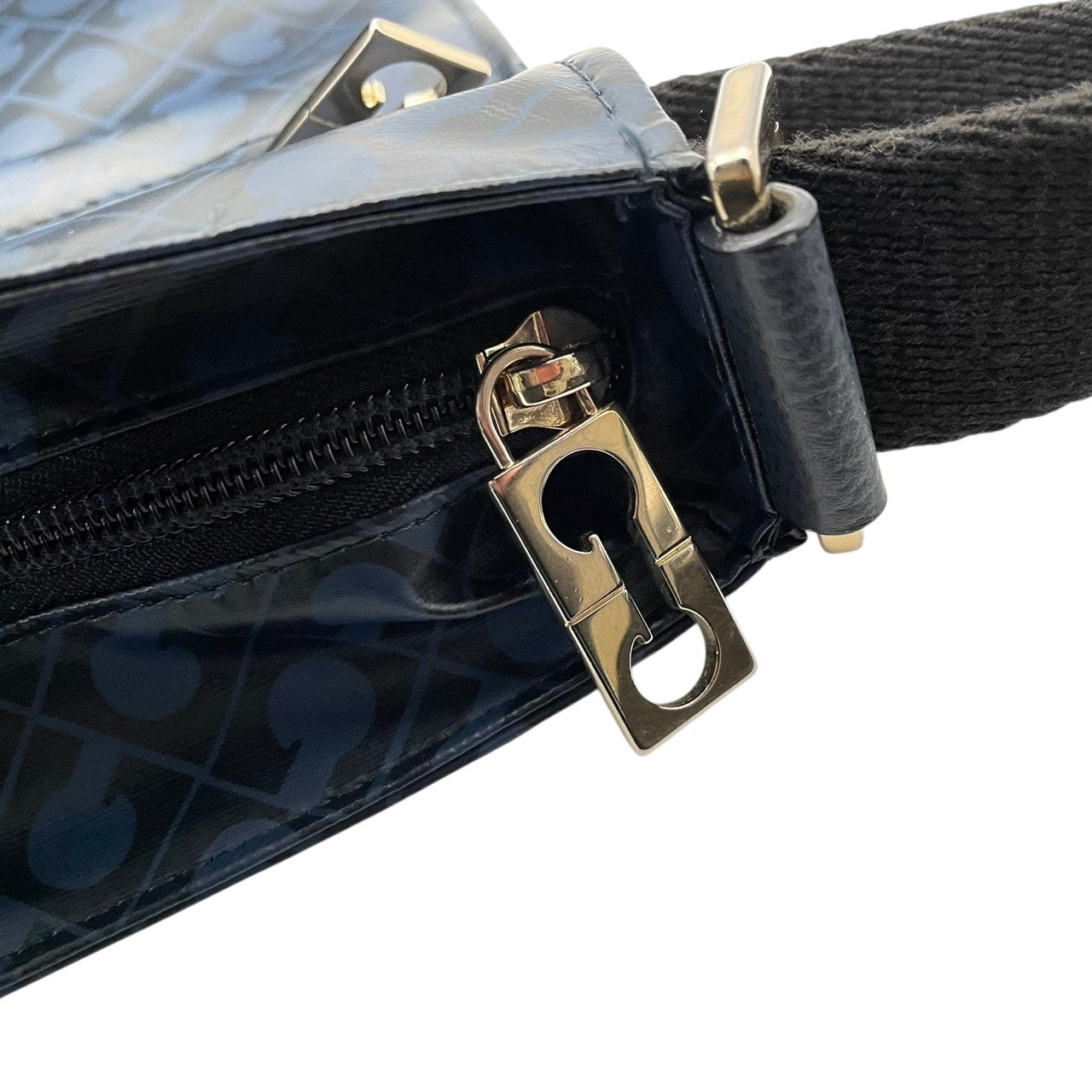 美品 ゲラルディーニ GHERARDINI ショルダーバッグ 鞄 クロスボディ 斜め掛け可 ナイロン ソフティ ネイビー 紺 軽量 総柄 モノグラム ファスナー レディース カジュアル エレガント デイリー 旅行 サブバッグ 普段使い 上品 綺麗 S84