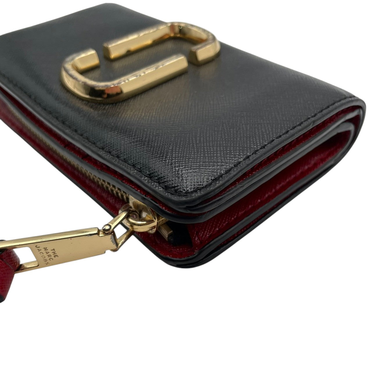 マークジェイコブス MARC JACOBS 財布 コンパクトウォレット レザー 本革 ブラック 黒 ボルドー バイカラー ゴールド金具 レディース エレガント クラシック ビンテージ ミニ財布 オシャレ 上品 ミニ コンパクト 丈夫 高品質 定番 人気 M1