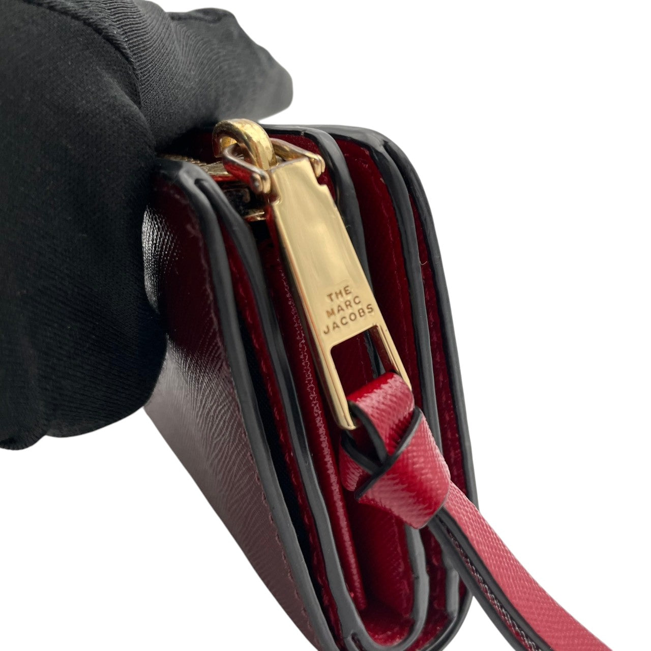 マークジェイコブス MARC JACOBS 財布 コンパクトウォレット レザー 本革 ブラック 黒 ボルドー バイカラー ゴールド金具 レディース エレガント クラシック ビンテージ ミニ財布 オシャレ 上品 ミニ コンパクト 丈夫 高品質 定番 人気 M1