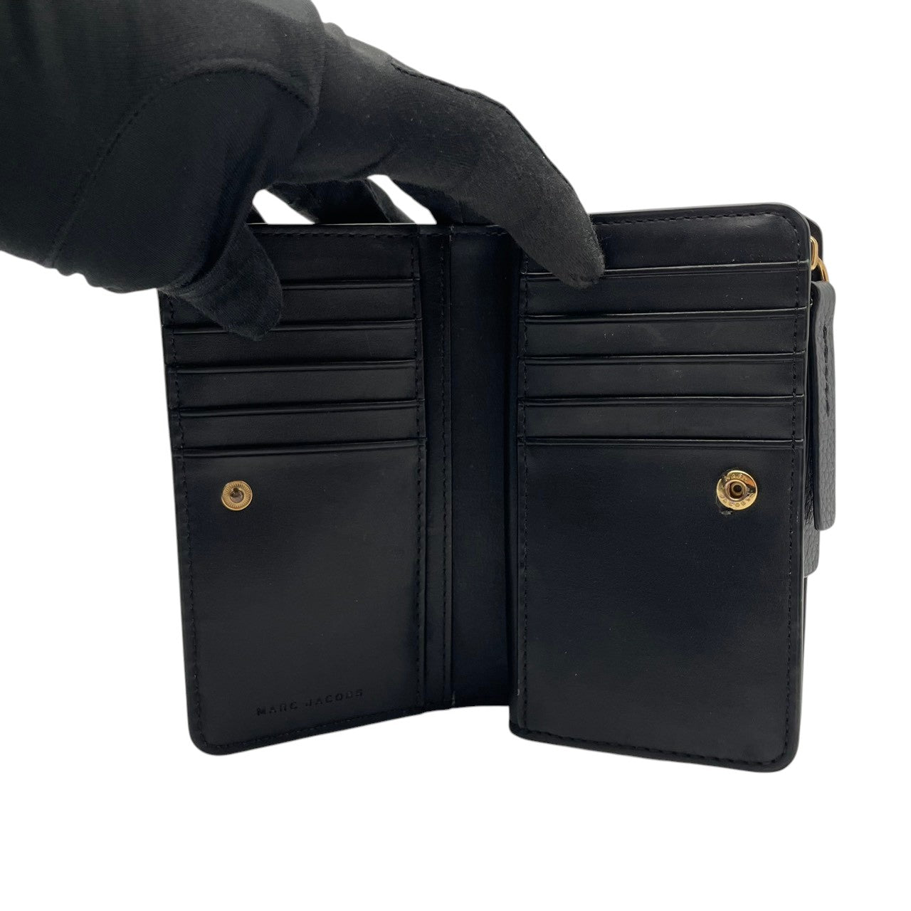 美品 マークジェイコブス MARC JACOBS 財布 二つ折り コンパクトウォレット レザー 本革 ブラック 黒 レディース エレガント ビンテージ ミニ財布 カジュアル シンプル 上品 高品質 丈夫 人気 お出かけ デイリーユース 多機能 普段使い M1