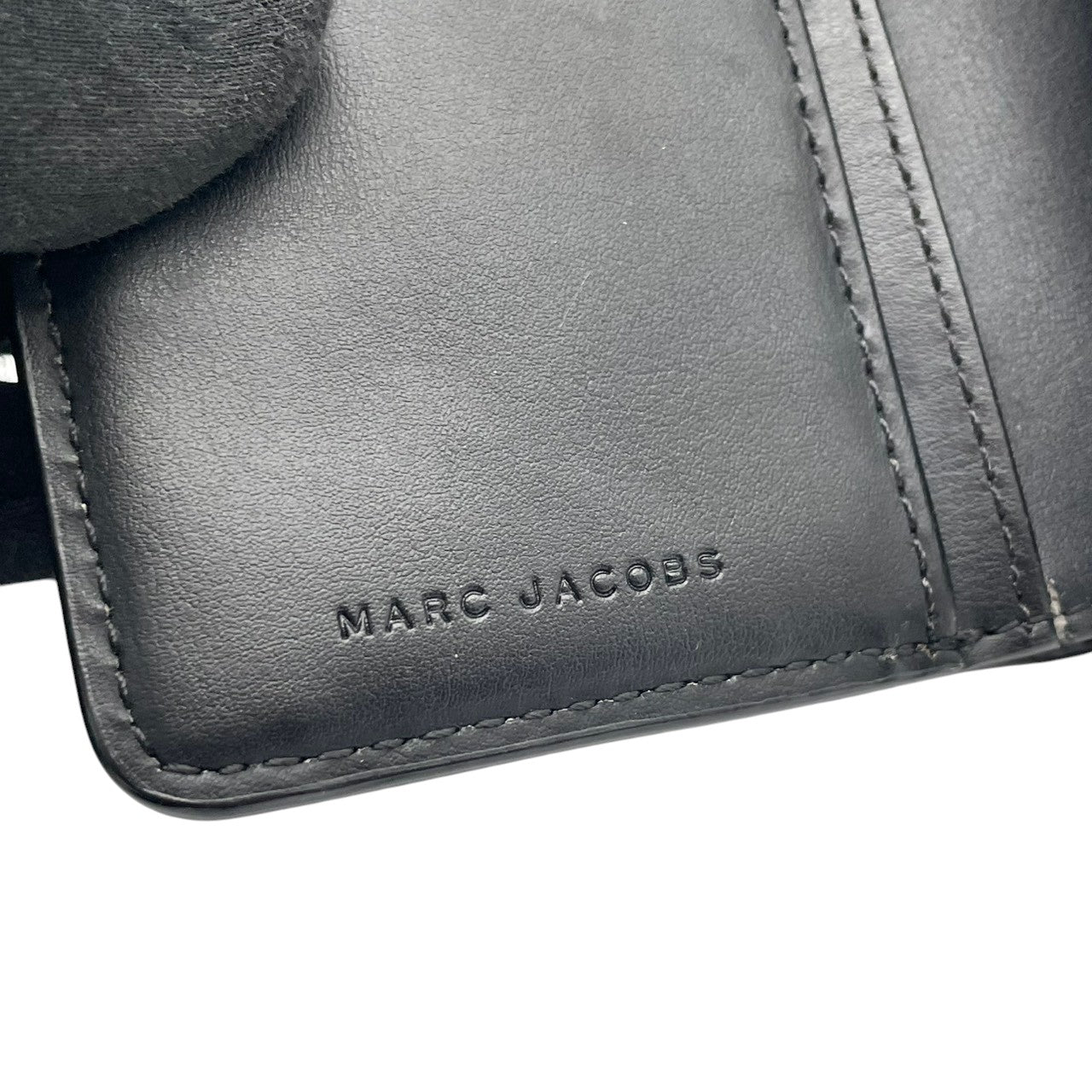 美品 マークジェイコブス MARC JACOBS 財布 二つ折り コンパクトウォレット レザー 本革 ブラック 黒 レディース エレガント ビンテージ ミニ財布 カジュアル シンプル 上品 高品質 丈夫 人気 お出かけ デイリーユース 多機能 普段使い M1