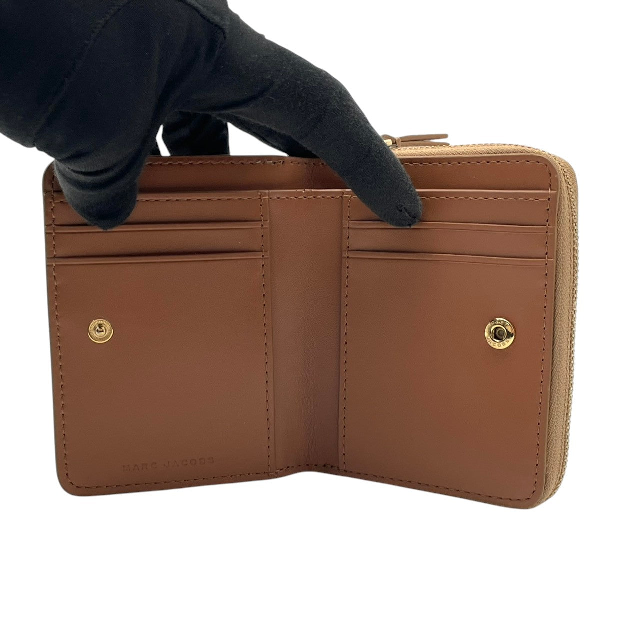 極美品 マークジェイコブス MARC JACOBS 財布 二つ折り コンパクトウォレット レザー 本革 ベージュ ゴールド金具 レディース エレガント クラシック ビンテージ ミニ財布 カジュアル 上品 高品質 丈夫 人気 お出かけ デイリー 普段使い M1