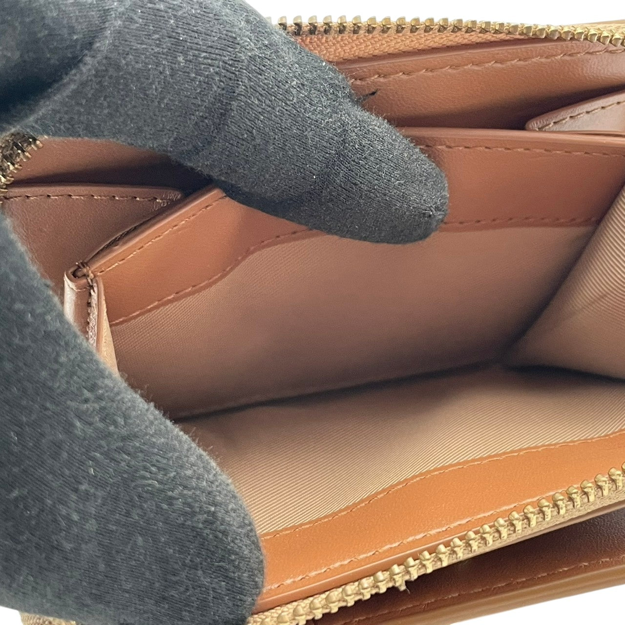 極美品 マークジェイコブス MARC JACOBS 財布 二つ折り コンパクトウォレット レザー 本革 ベージュ ゴールド金具 レディース エレガント クラシック ビンテージ ミニ財布 カジュアル 上品 高品質 丈夫 人気 お出かけ デイリー 普段使い M1