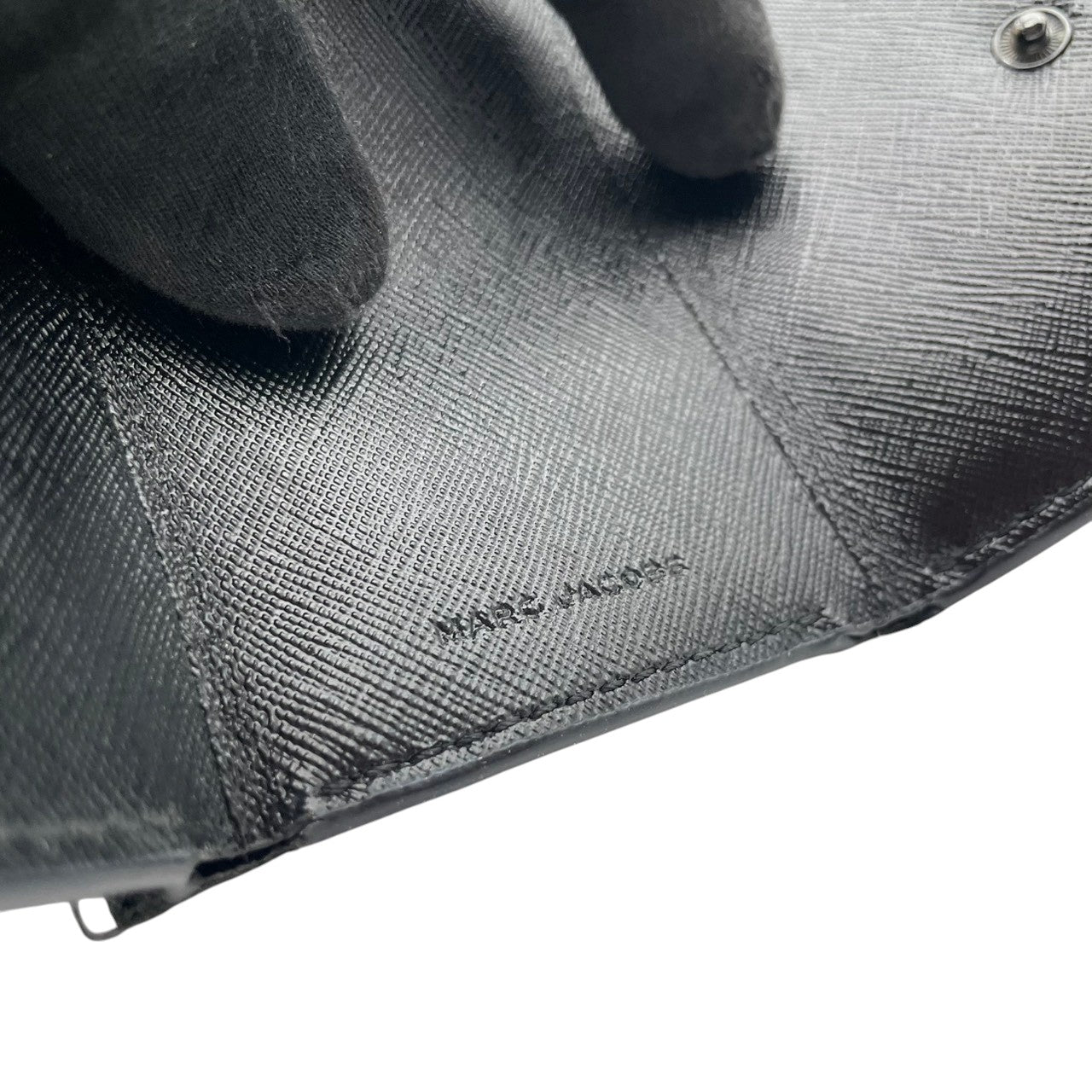 マークジェイコブス MARC JACOBS 財布 三つ折り コンパクトウォレット ミニ財布 レザー 本革 ブラック 黒 ゴールド金具 レディース エレガント クラシック ビンテージ カジュアル シンプル 上品 高品質 丈夫 人気 お出かけ デイリー M1