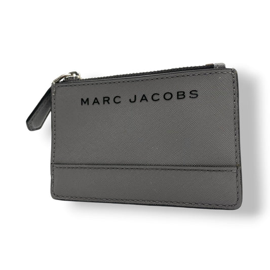 美品 マークジェイコブス MARC JACOBS 財布 コインケース パスケース レザー 本革 グレー 灰色 ゴールド金具 レディース エレガント クラシック ビンテージ カジュアル シンプル 上品 高品質 丈夫 人気 デイリー コンパクト 多機能 M1