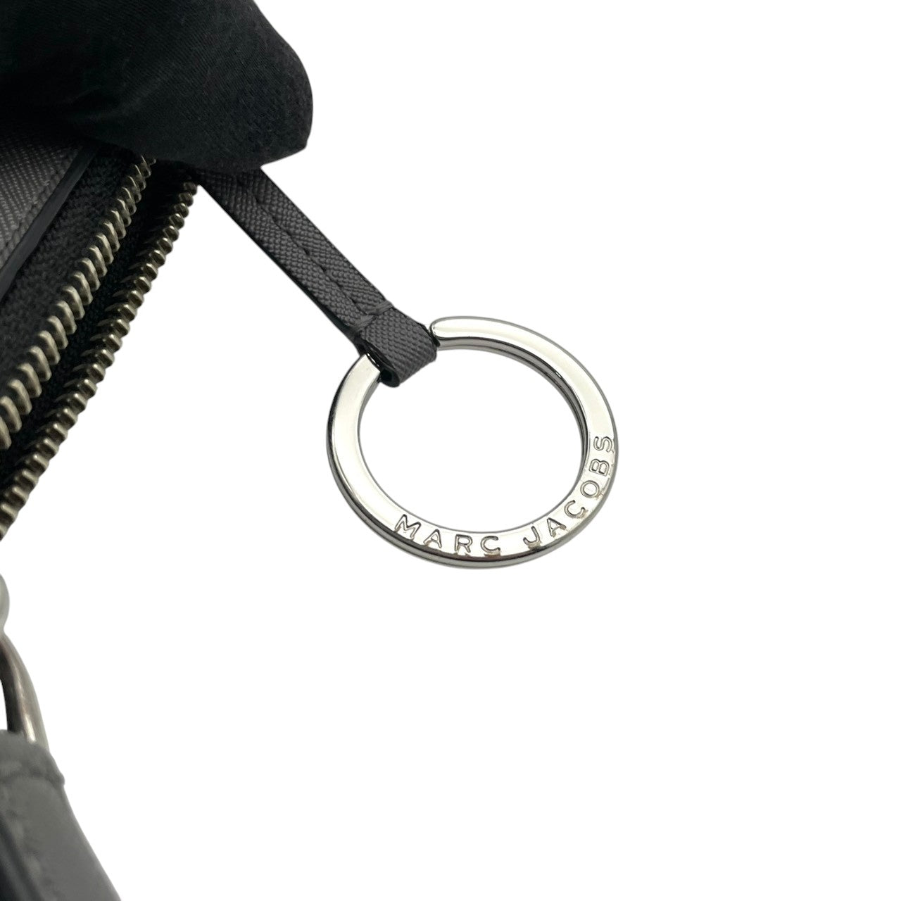 美品 マークジェイコブス MARC JACOBS 財布 コインケース パスケース レザー 本革 グレー 灰色 ゴールド金具 レディース エレガント クラシック ビンテージ カジュアル シンプル 上品 高品質 丈夫 人気 デイリー コンパクト 多機能 M1