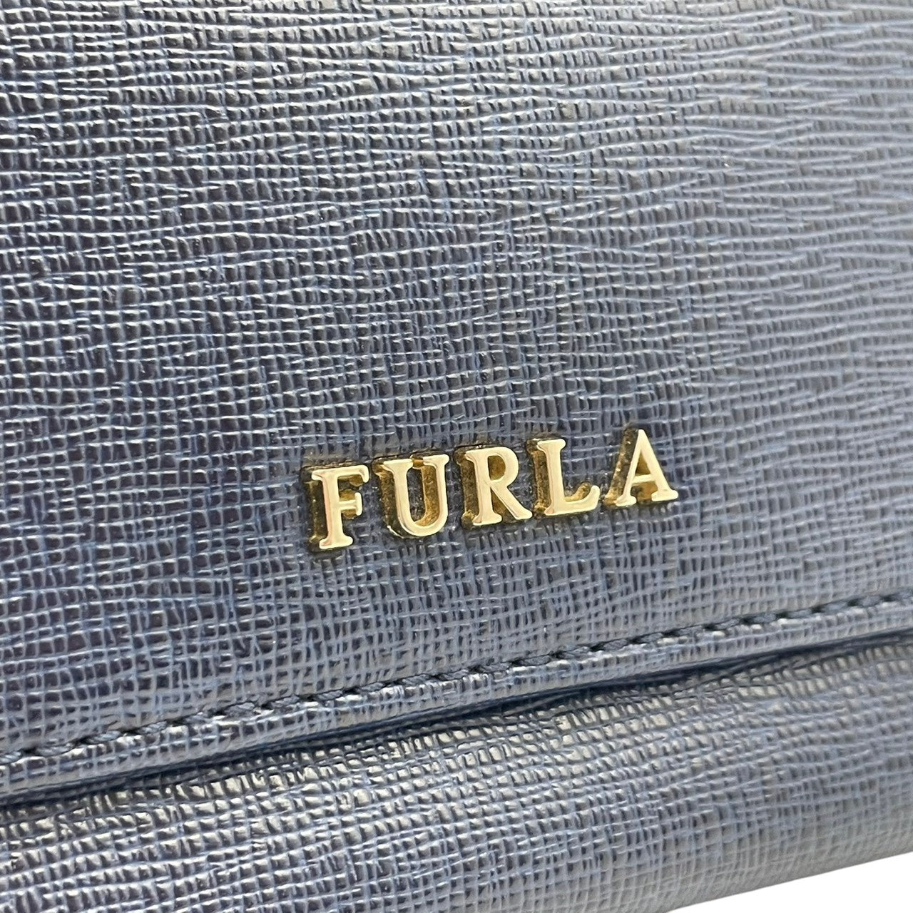 美品 フルラ FURLA カードケース 名刺入れ パスケース レザー 本革 ブルー 青 ゴールド金具 レディース エレガント クラシック ビンテージ カジュアル シンプル 上品 高品質 丈夫 人気 お出かけ デイリー コンパクト 多機能 通勤 通学 M1