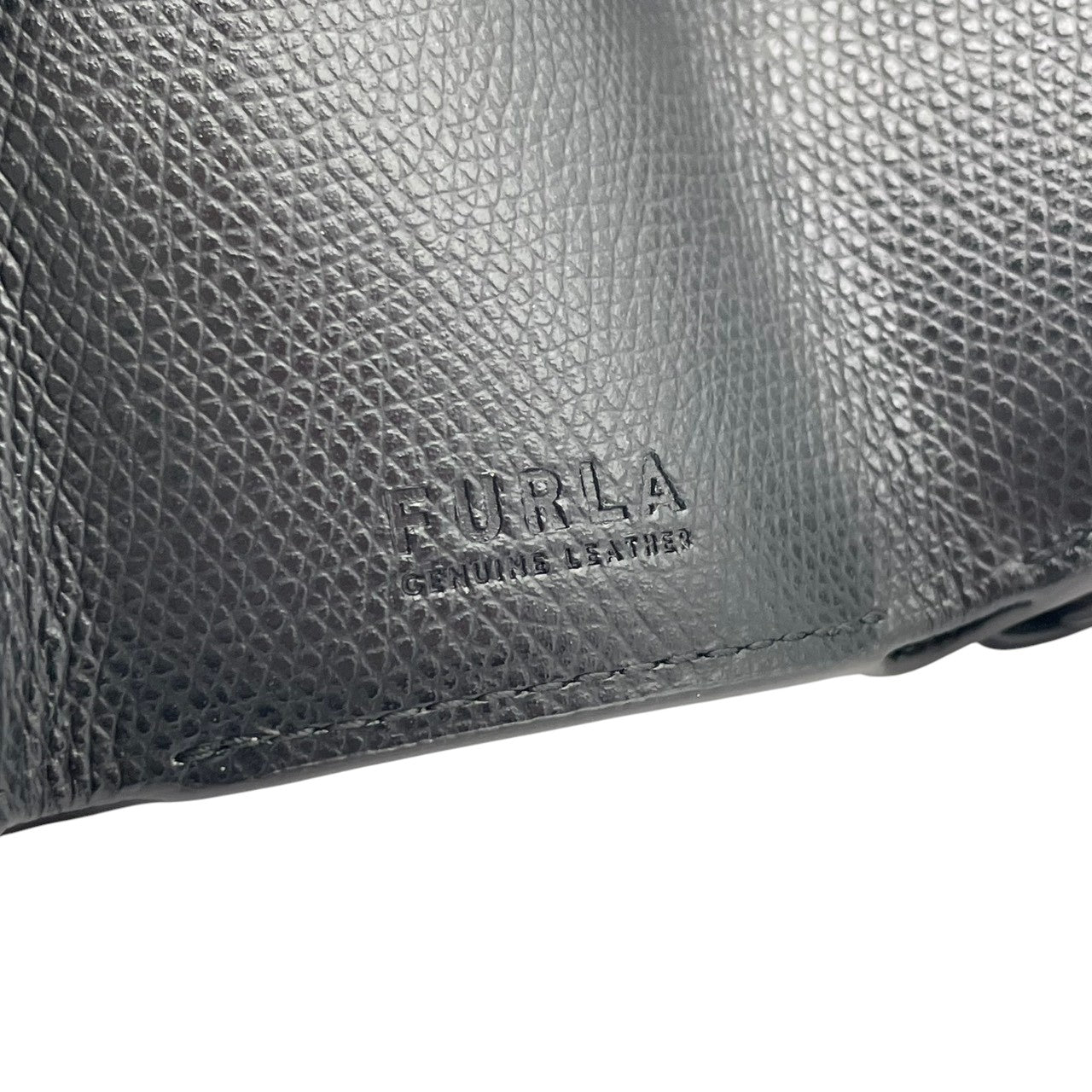 美品 フルラ FURLA 財布 三つ折り コンパクトウォレット ミニ財布 レザー 本革 ブラック 黒 ゴールド金具 レディース エレガント クラシック ビンテージ カジュアル シンプル 上品 高品質 丈夫 人気 お出かけ デイリー 普段使い 通勤 収納 M1
