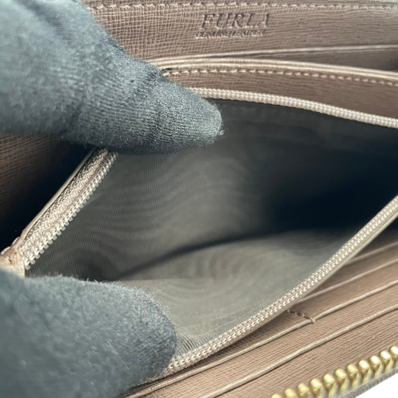 美品 フルラ FURLA 財布 長財布 ラウンドファスナー レザー 本革 グレージュ トープ ゴールド金具 レディース エレガント クラシック ビンテージ カジュアル シンプル 上品 高品質 丈夫 人気 お出かけ デイリー 普段使い 多機能 大容量 大人 M1