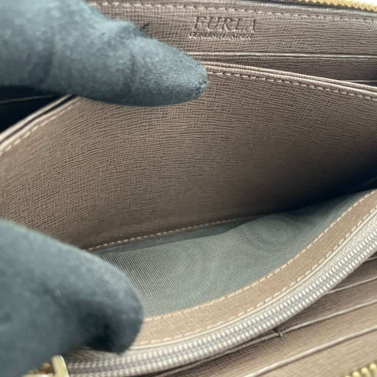 美品 フルラ FURLA 財布 長財布 ラウンドファスナー レザー 本革 グレージュ トープ ゴールド金具 レディース エレガント クラシック ビンテージ カジュアル シンプル 上品 高品質 丈夫 人気 お出かけ デイリー 普段使い 多機能 大容量 大人 M1