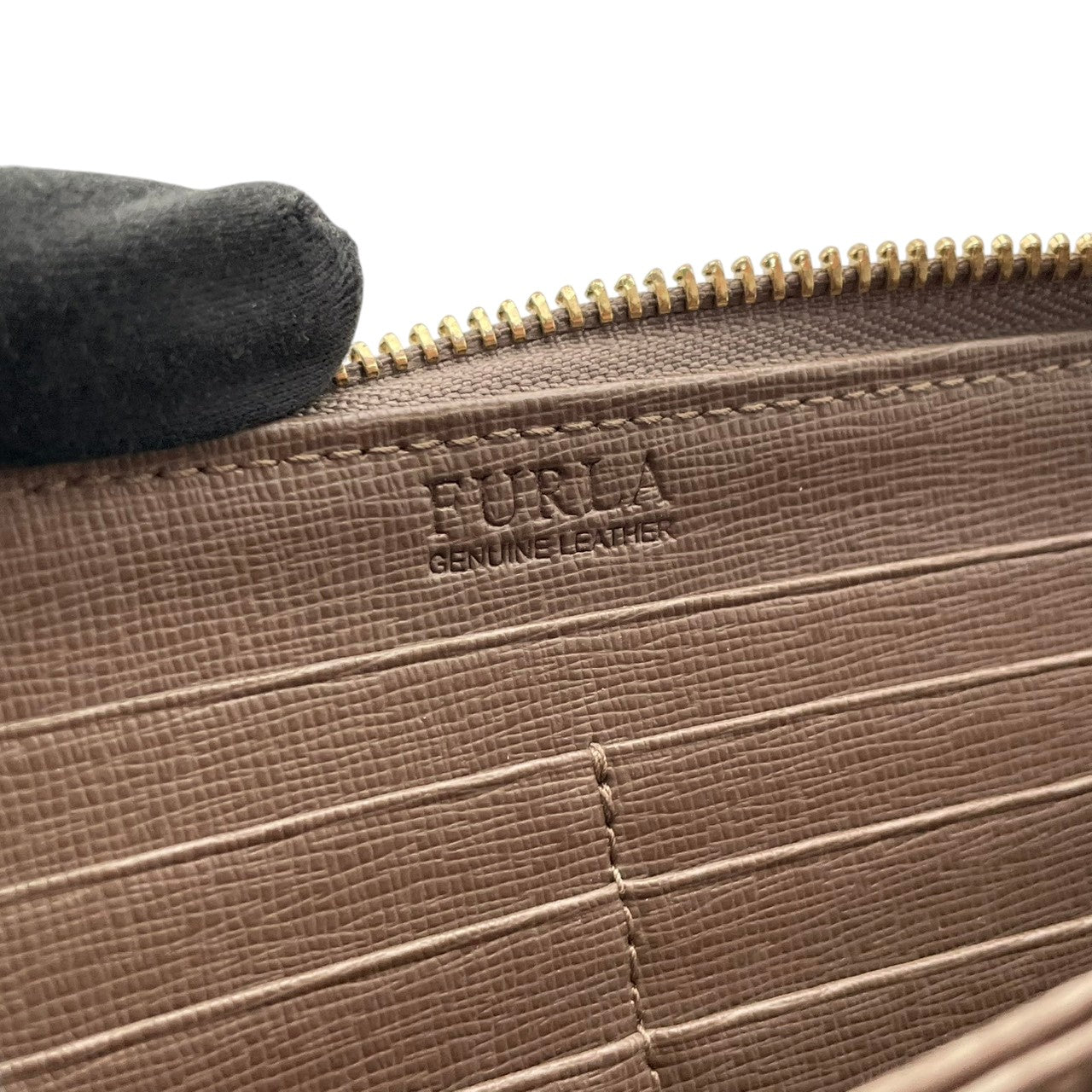美品 フルラ FURLA 財布 長財布 ラウンドファスナー レザー 本革 グレージュ トープ ゴールド金具 レディース エレガント クラシック ビンテージ カジュアル シンプル 上品 高品質 丈夫 人気 お出かけ デイリー 普段使い 多機能 大容量 大人 M1