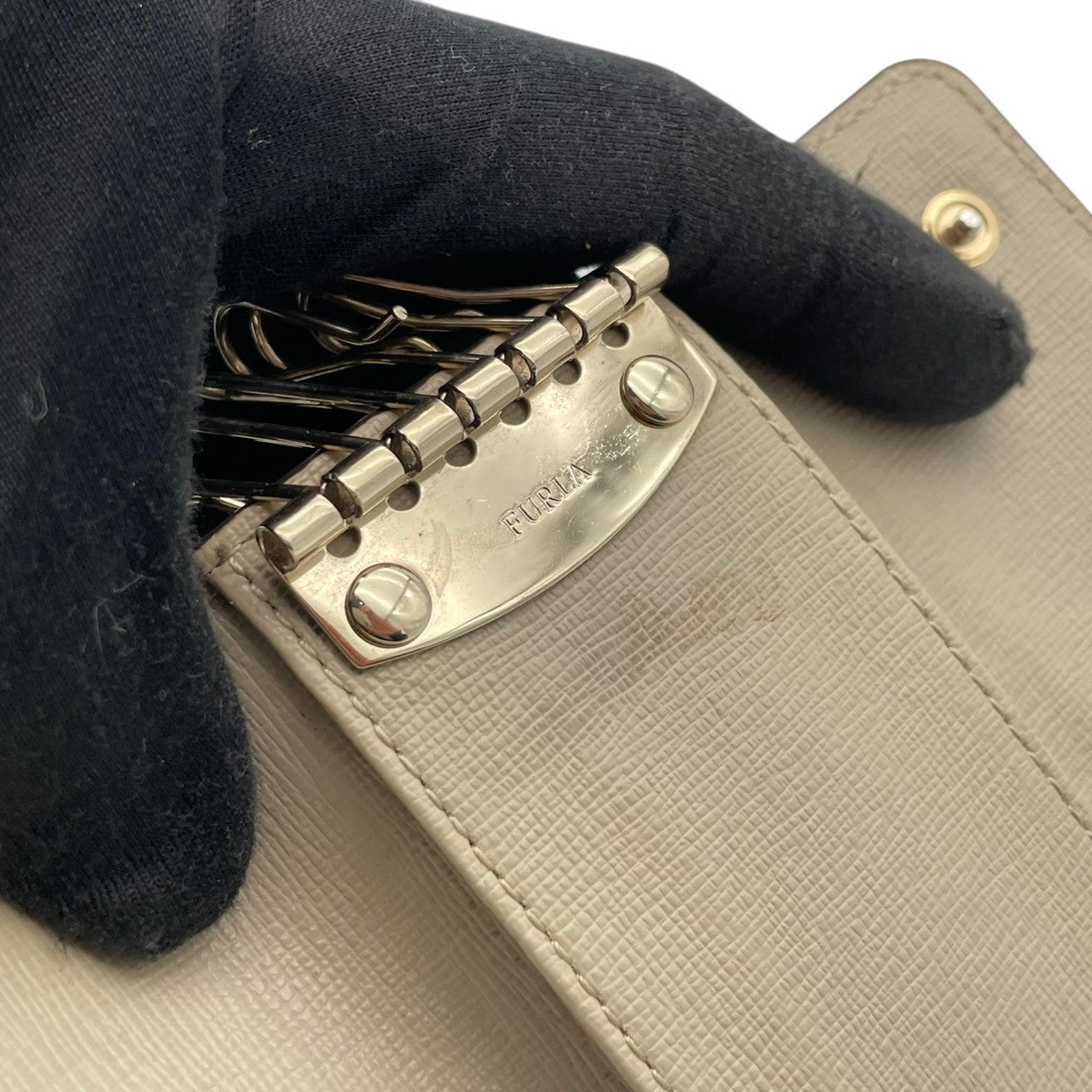 美品 フルラ FURLA コインケース キーケース 小銭入れ 小物入れ レザー 本革 ベージュ ゴールド金具 レディース エレガント クラシック ビンテージ カジュアル シンプル 上品 高品質 丈夫 人気 お出かけ デイリー コンパクト 収納 便利 M1