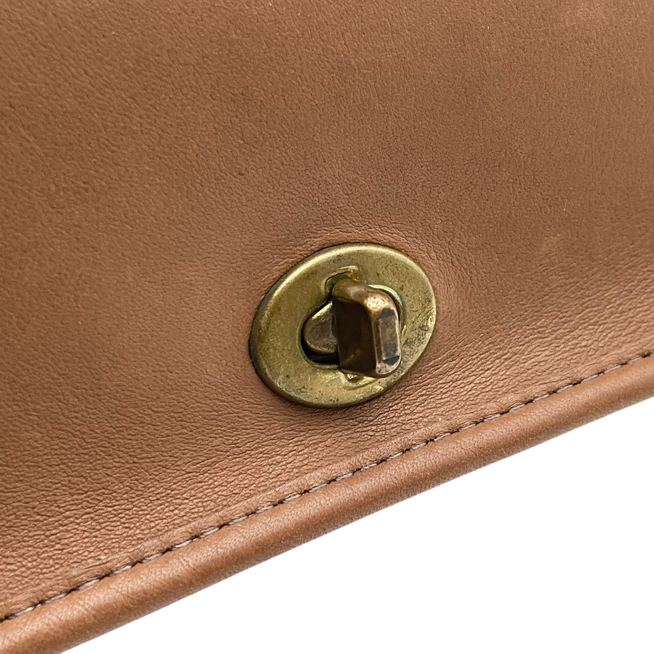 美品 COACH コーチ オールドコーチ ショルダーバッグ ポシェット 斜め掛け フラップ ターンロック 本革 レザー ブラウン ゴールド金具 ヴィンテージ ビンテージ レトロ クラシック エレガント 上品 デイリーユース レディース 箱付き S19