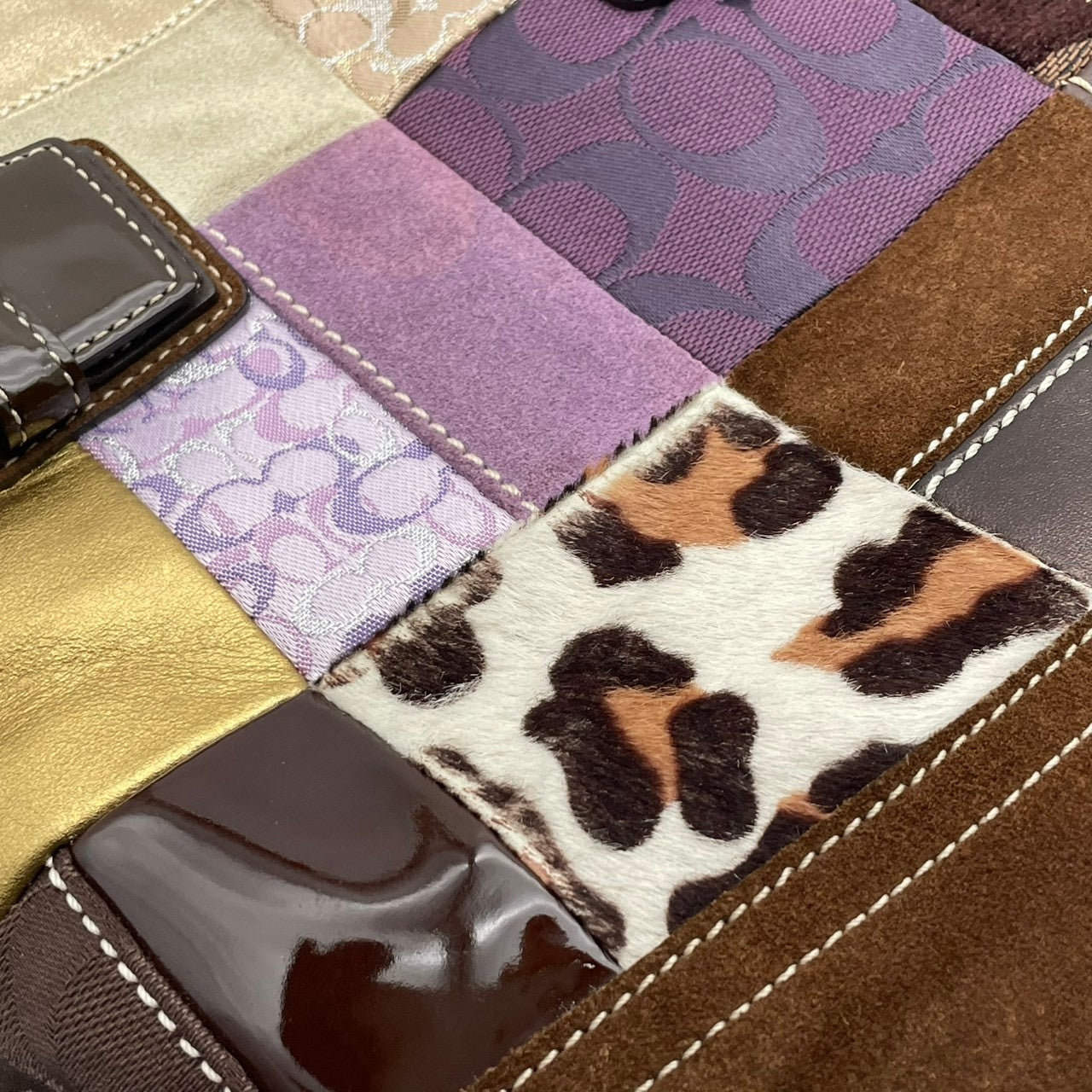美品 COACH コーチ ショルダーバッグ クロスボディ 斜め掛け パッチワーク シグネチャー キャンバス レザー スエード ハラコ 異素材 マルチカラー シルバー金具 レディース お出かけ デイリーユース ポシェット 鞄 カバン S84
