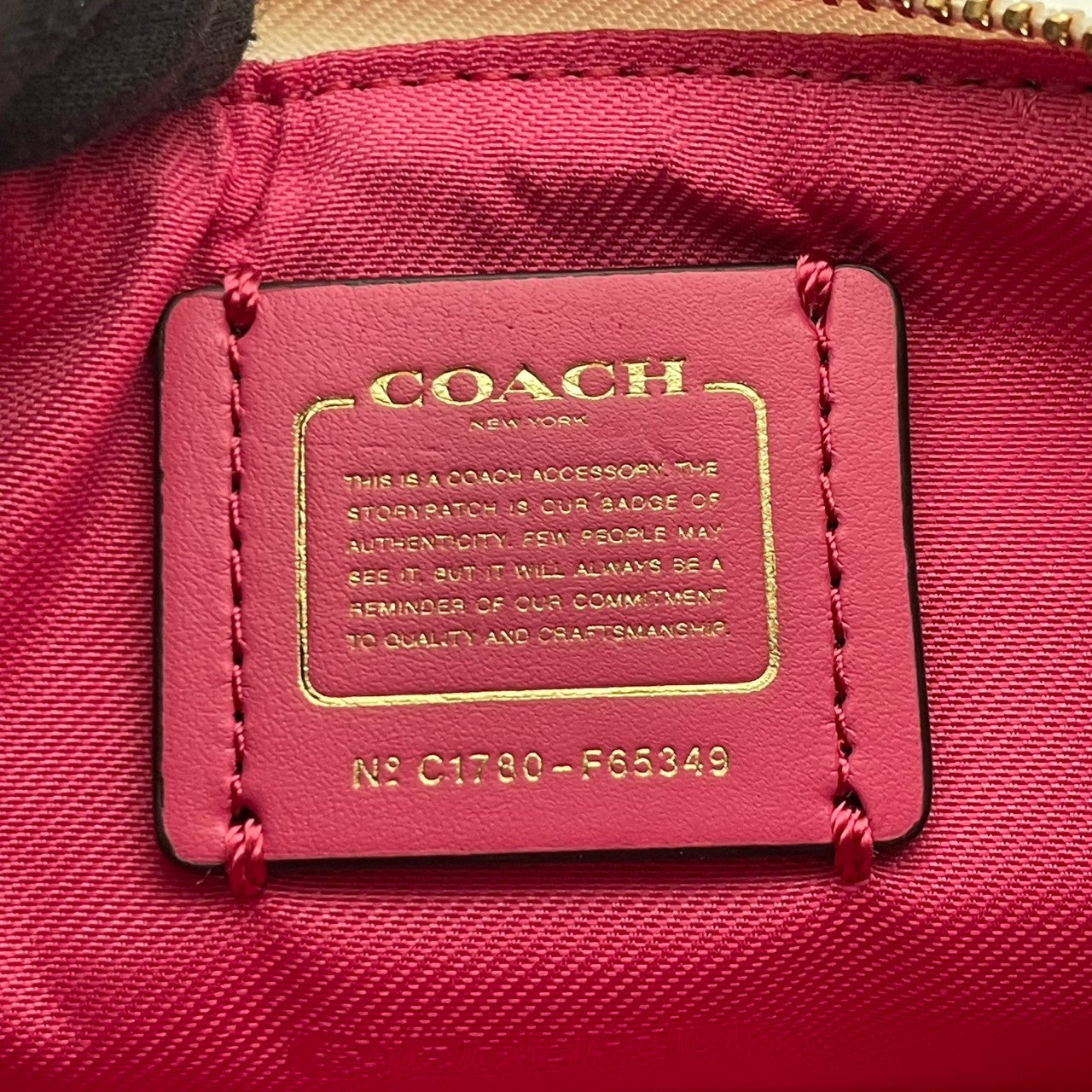極美品 COACH コーチ ポーチ コスメポーチ 化粧ポーチ 小物入れ シグネチャー PVC レザー アイボリー ピンク ベージュ ゴールド金具 レディース 上品 エレガント コンパクト デイリー トラベル 旅行 整理 収納 S84