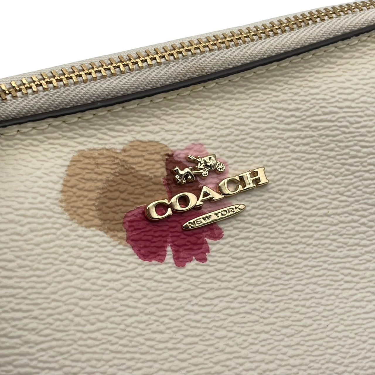 極美品 COACH コーチ ポーチ コスメポーチ 化粧ポーチ 小物入れ シグネチャー PVC レザー アイボリー ピンク ベージュ ゴールド金具 レディース 上品 エレガント コンパクト デイリー トラベル 旅行 整理 収納 S84