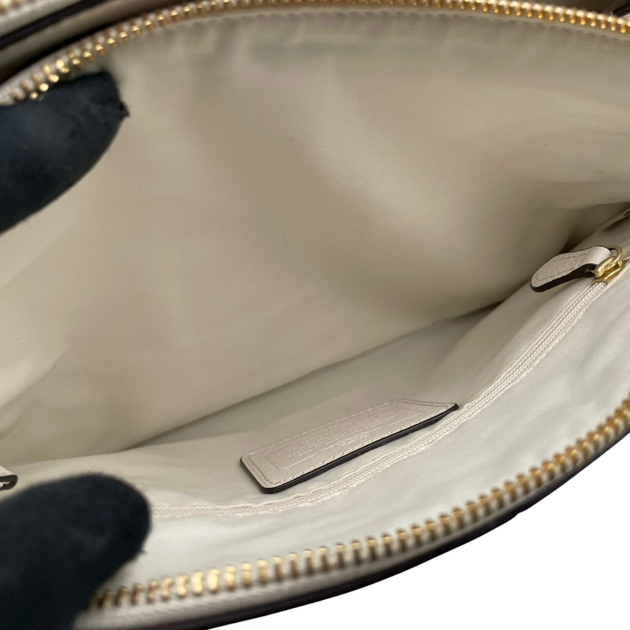 美品 COACH コーチ 2WAY ショルダーバッグ ハンドバッグ 斜め掛け クロスボディ レザー 本革 ホワイト 白 ゴールド金具 レディース エレガント 上品 通勤 通学 お出かけ デイリーユース シンプル 人気 カバン 鞄 S84