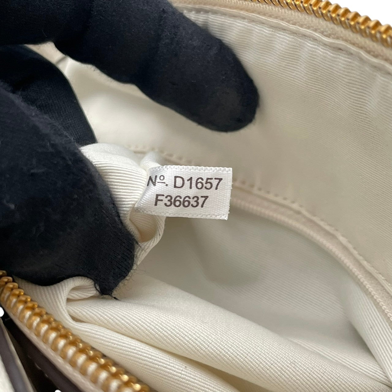 美品 COACH コーチ 2WAY ショルダーバッグ ハンドバッグ 斜め掛け クロスボディ レザー 本革 ホワイト 白 ゴールド金具 レディース エレガント 上品 通勤 通学 お出かけ デイリーユース シンプル 人気 カバン 鞄 S84