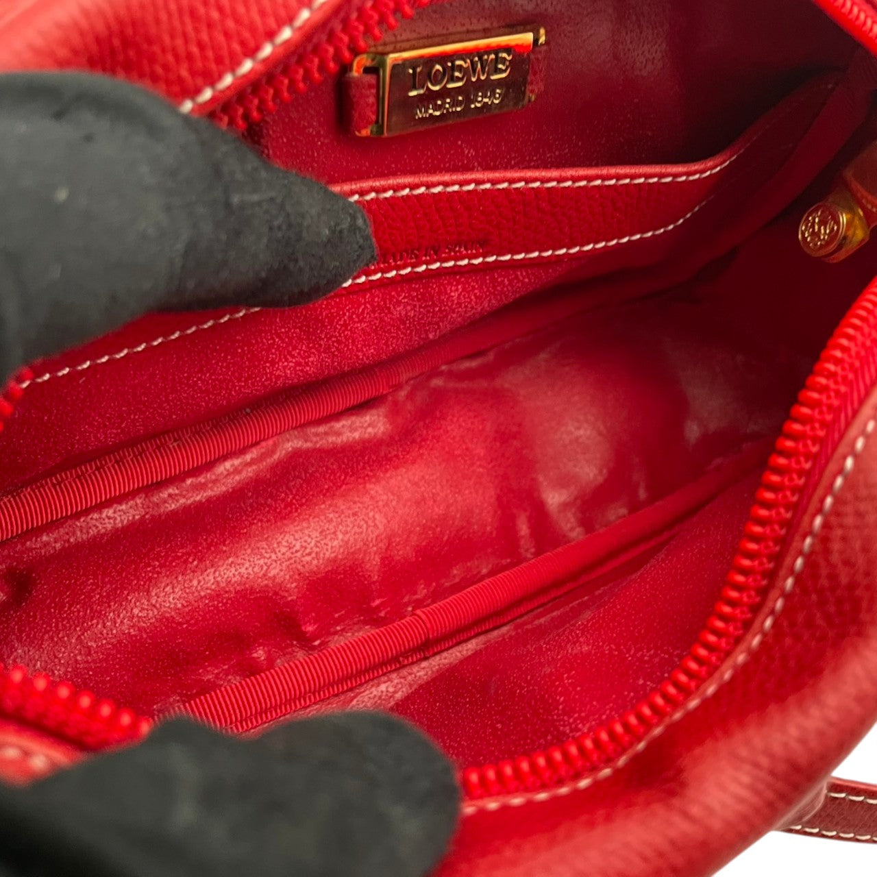 LOEWE ロエベ アナグラム ショルダーバッグ ポシェット ミニバッグ クロスボディ 斜め掛け レザー 本革 レッド 赤 ゴールド金具 ヴィンテージ オールド レトロ レディース エレガント 上品 お出かけ デイリーユース シンプル コンパクト 良品 S84