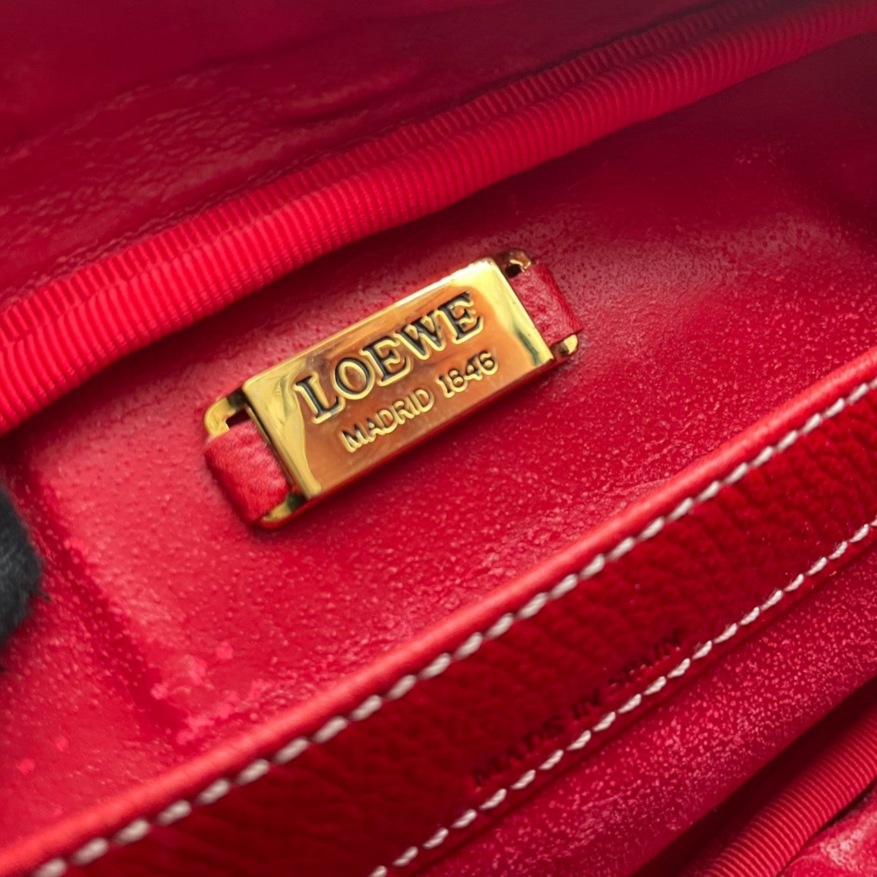 LOEWE ロエベ アナグラム ショルダーバッグ ポシェット ミニバッグ クロスボディ 斜め掛け レザー 本革 レッド 赤 ゴールド金具 ヴィンテージ オールド レトロ レディース エレガント 上品 お出かけ デイリーユース シンプル コンパクト 良品 S84