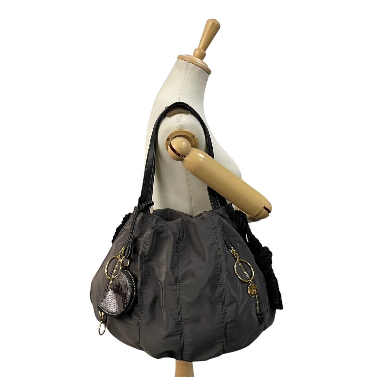 美品 SEE BY CHLOE シーバイクロエ トートバッグ ジョイライダー ナイロン レザー グレー 黒 ブラック 星型チャーム A4収納 大容量 軽量 肩掛け レディース カジュアル マザーズバッグ 通勤 通学 お出かけ 鞄 S84