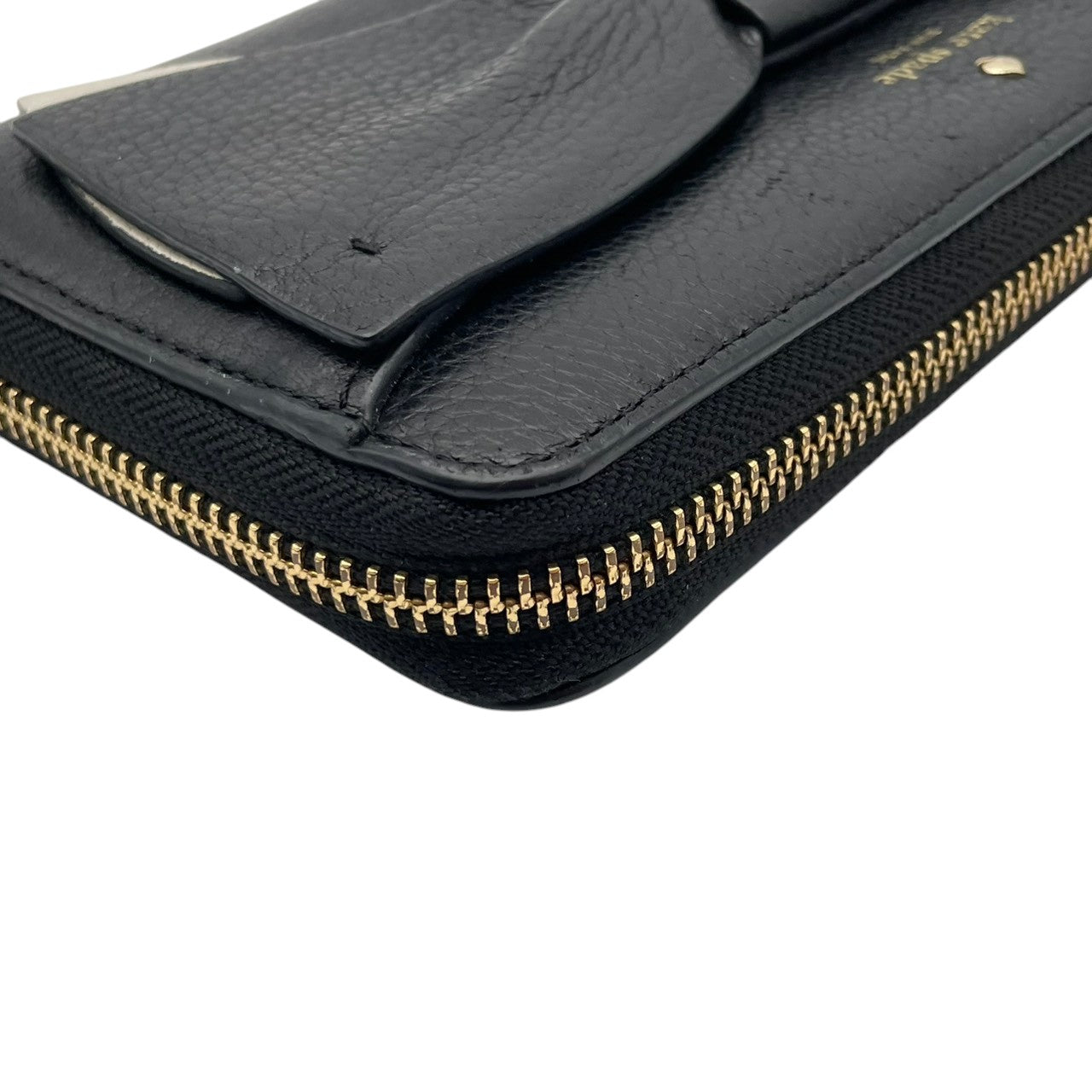 美品 kate spade ケイトスペード ラウンドファスナー 長財布 ロングウォレット レザー 本革 ブラック 黒 ホワイト 白 ドット 水玉 ゴールド金具 レディース エレガント 上品 カジュアル お出かけ デイリー 大容量 収納 人気 M4