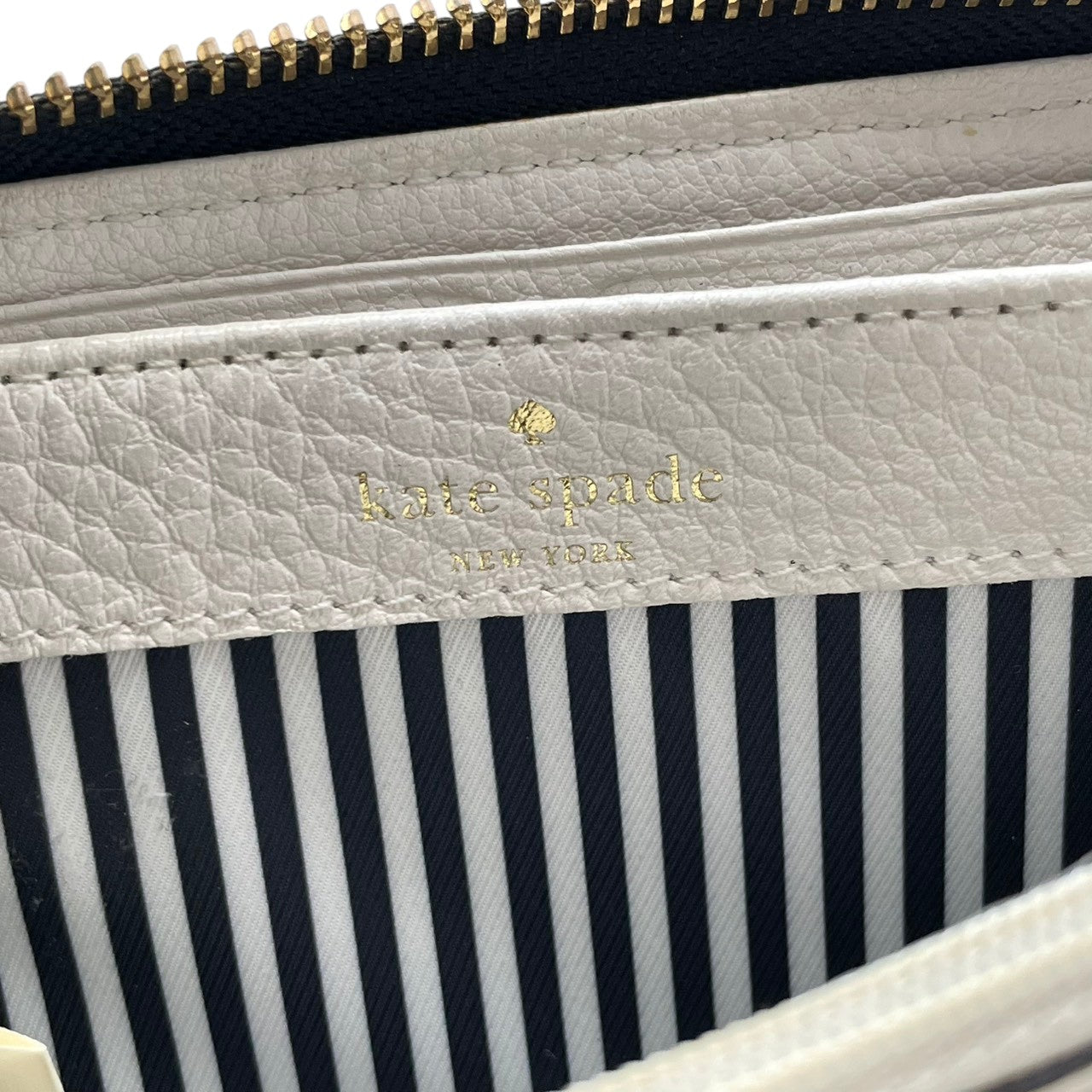 美品 kate spade ケイトスペード ラウンドファスナー 長財布 ロングウォレット レザー 本革 ブラック 黒 ホワイト 白 ドット 水玉 ゴールド金具 レディース エレガント 上品 カジュアル お出かけ デイリー 大容量 収納 人気 M4