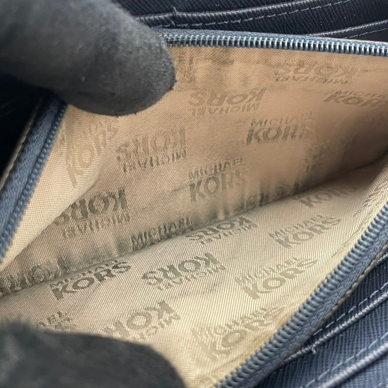 良品 MICHAEL KORS マイケルコース ラウンドファスナー 長財布 ロングウォレット レザー 本革 ネイビー 紺 ゴールド金具 レディース エレガント 上品 カジュアル ビジネス 大容量 収納 普段使い お出かけ 人気 M4