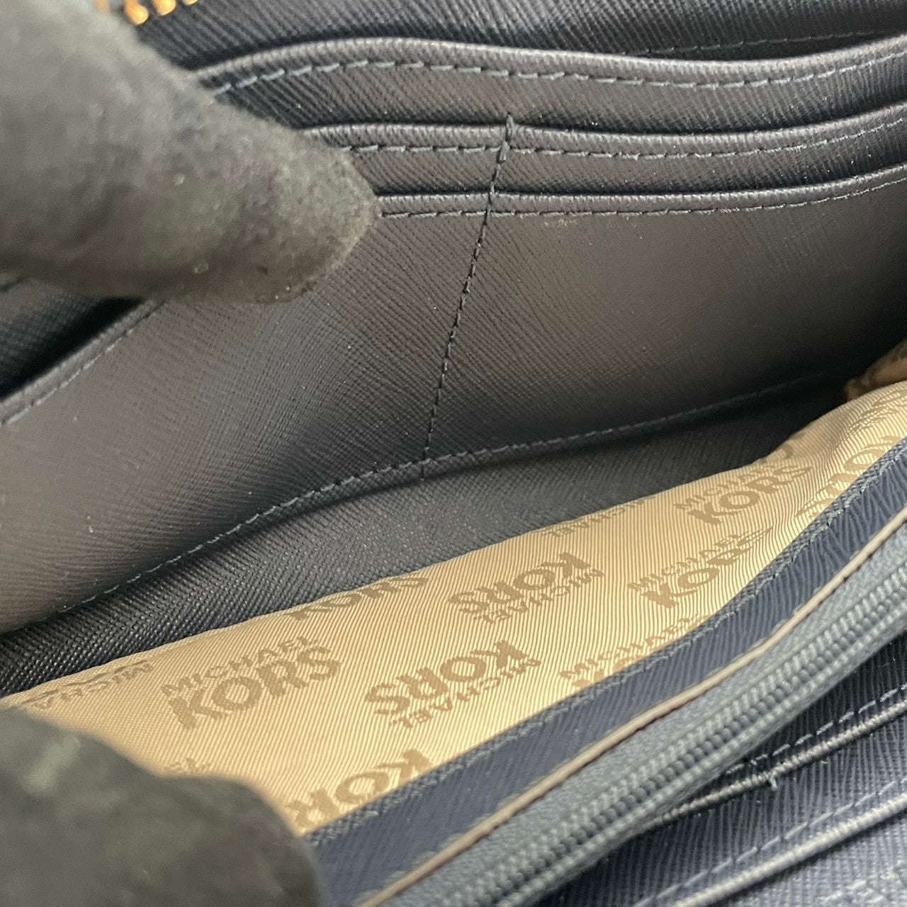 良品 MICHAEL KORS マイケルコース ラウンドファスナー 長財布 ロングウォレット レザー 本革 ネイビー 紺 ゴールド金具 レディース エレガント 上品 カジュアル ビジネス 大容量 収納 普段使い お出かけ 人気 M4