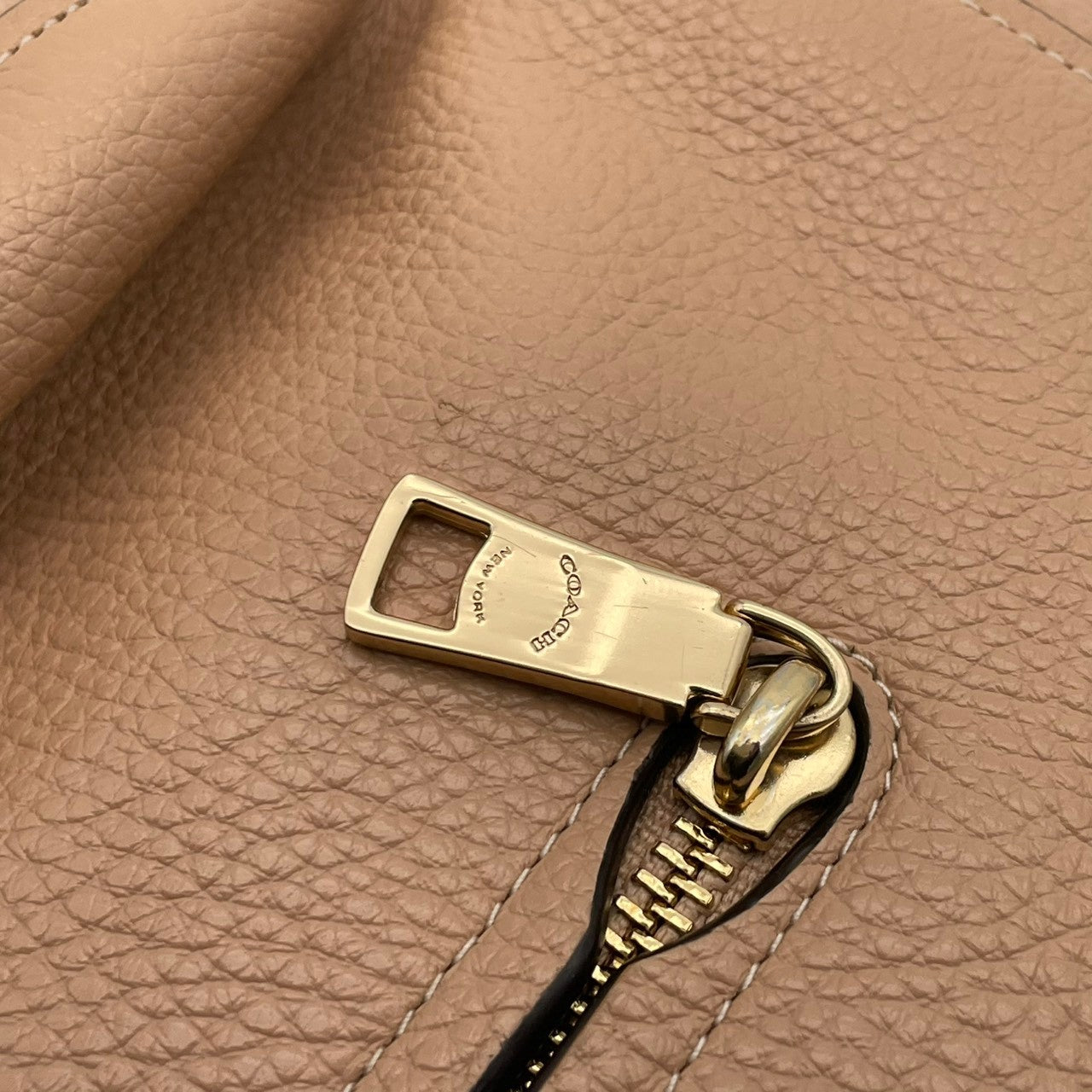 COACH コーチ ショルダーバッグ ホーボー ペブルドレザー ピンクベージュ ヌード ゴールド金具 牛革 2way 大容量 レディース 通勤 普段使い チェルシー 斜めがけ 上品 ワンショルダー チェーン ピンク F31399 U3
