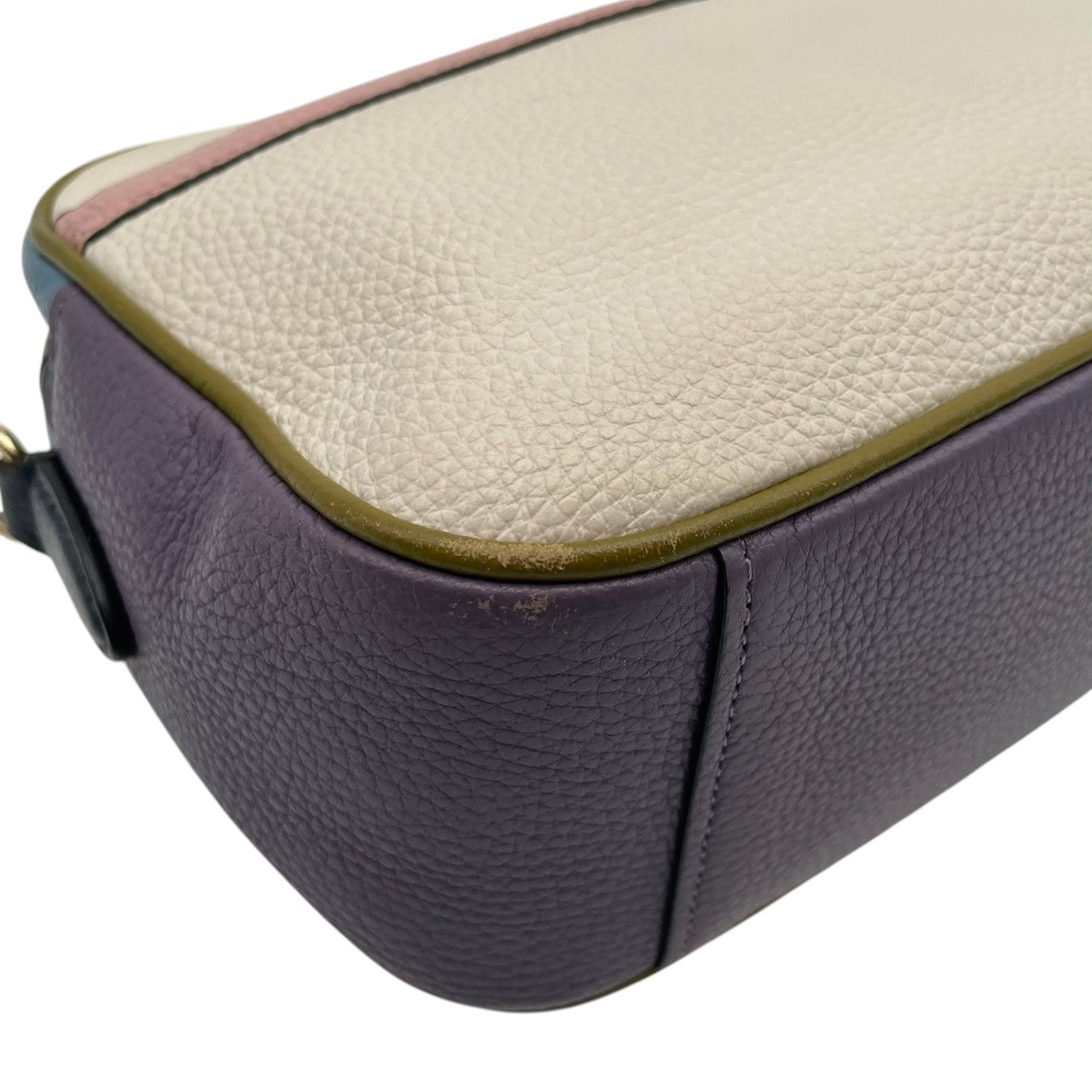 美品 COACH コーチ ショルダーバッグ カメラバッグ ペブルドレザー マルチカラー ゴールド金具 牛革 ホース キャリッジ ロゴ レディース 斜めがけ 上品 アイボリー パープル カラーブロック 普段使い コンパクト 91082 U3