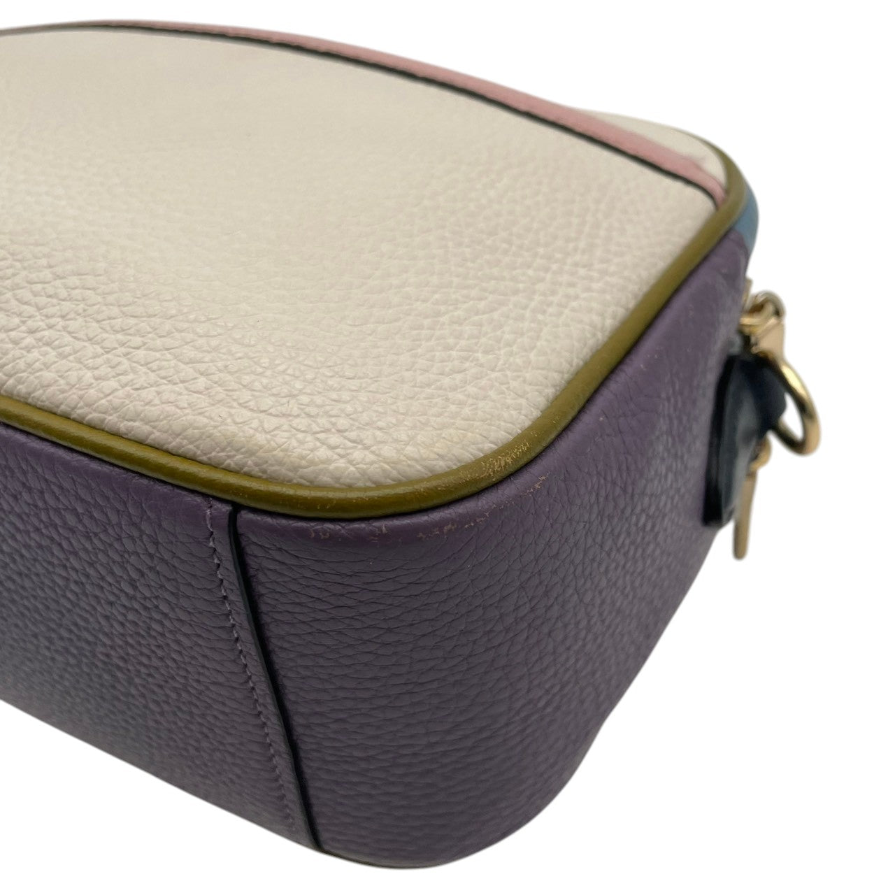 美品 COACH コーチ ショルダーバッグ カメラバッグ ペブルドレザー マルチカラー ゴールド金具 牛革 ホース キャリッジ ロゴ レディース 斜めがけ 上品 アイボリー パープル カラーブロック 普段使い コンパクト 91082 U3