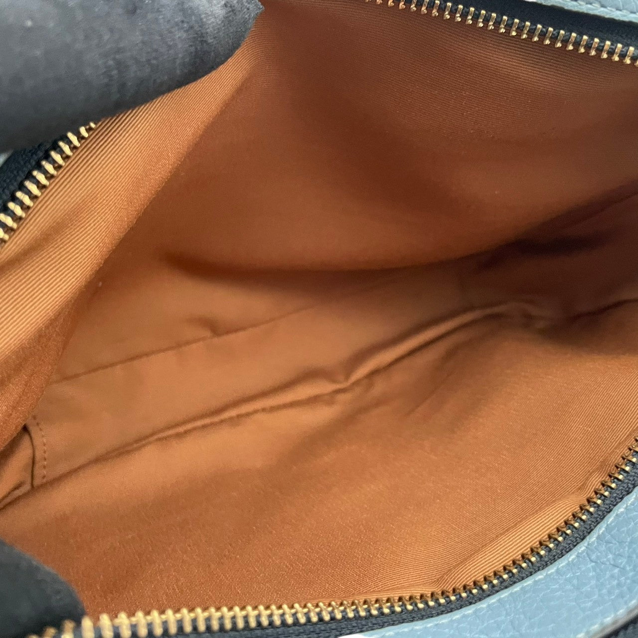 美品 COACH コーチ ショルダーバッグ カメラバッグ ペブルドレザー マルチカラー ゴールド金具 牛革 ホース キャリッジ ロゴ レディース 斜めがけ 上品 アイボリー パープル カラーブロック 普段使い コンパクト 91082 U3