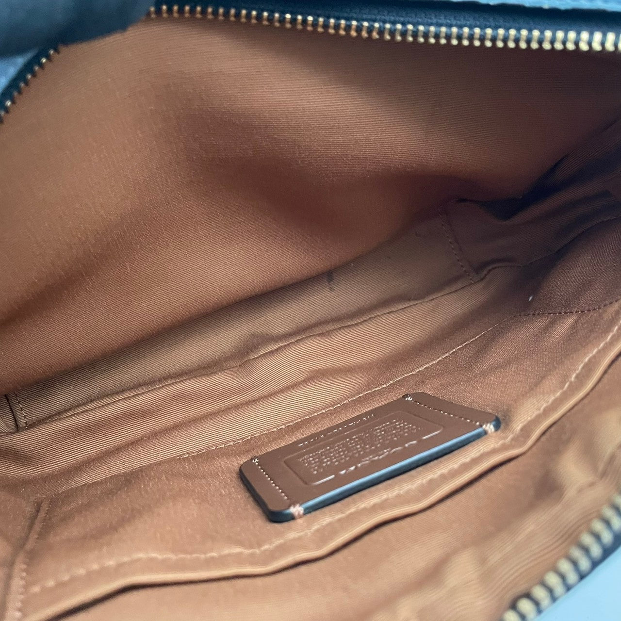 美品 COACH コーチ ショルダーバッグ カメラバッグ ペブルドレザー マルチカラー ゴールド金具 牛革 ホース キャリッジ ロゴ レディース 斜めがけ 上品 アイボリー パープル カラーブロック 普段使い コンパクト 91082 U3