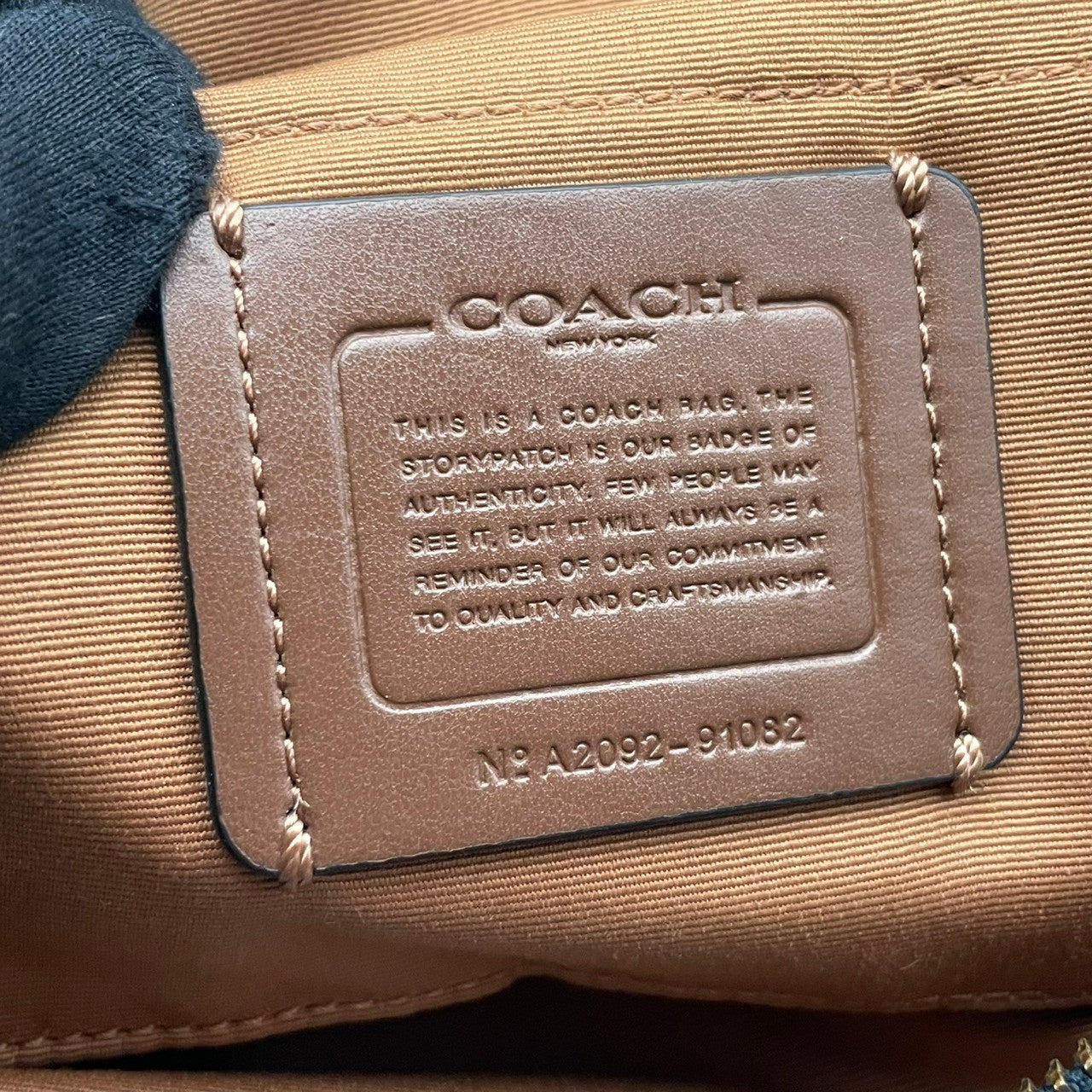 美品 COACH コーチ ショルダーバッグ カメラバッグ ペブルドレザー マルチカラー ゴールド金具 牛革 ホース キャリッジ ロゴ レディース 斜めがけ 上品 アイボリー パープル カラーブロック 普段使い コンパクト 91082 U3