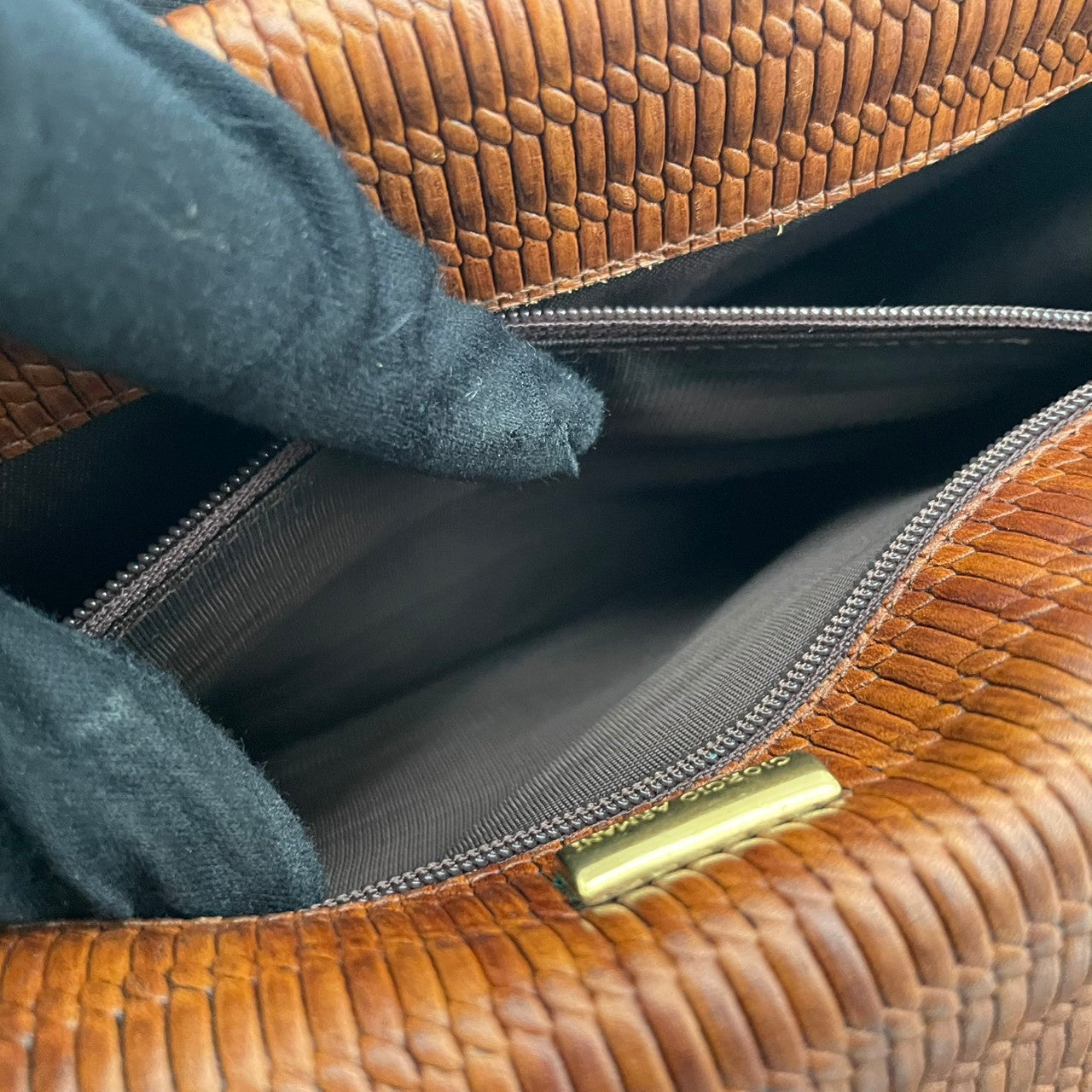 美品 ジョルジオアルマーニ GIORGIO ARMANI ショルダーバッグ ウーブンレザー 編み込み ブラウン 茶 ゴールド金具 サドルバッグ ヴィンテージ 牛革 斜めがけ レディース イタリア製 上品 エレガント キャメル U3