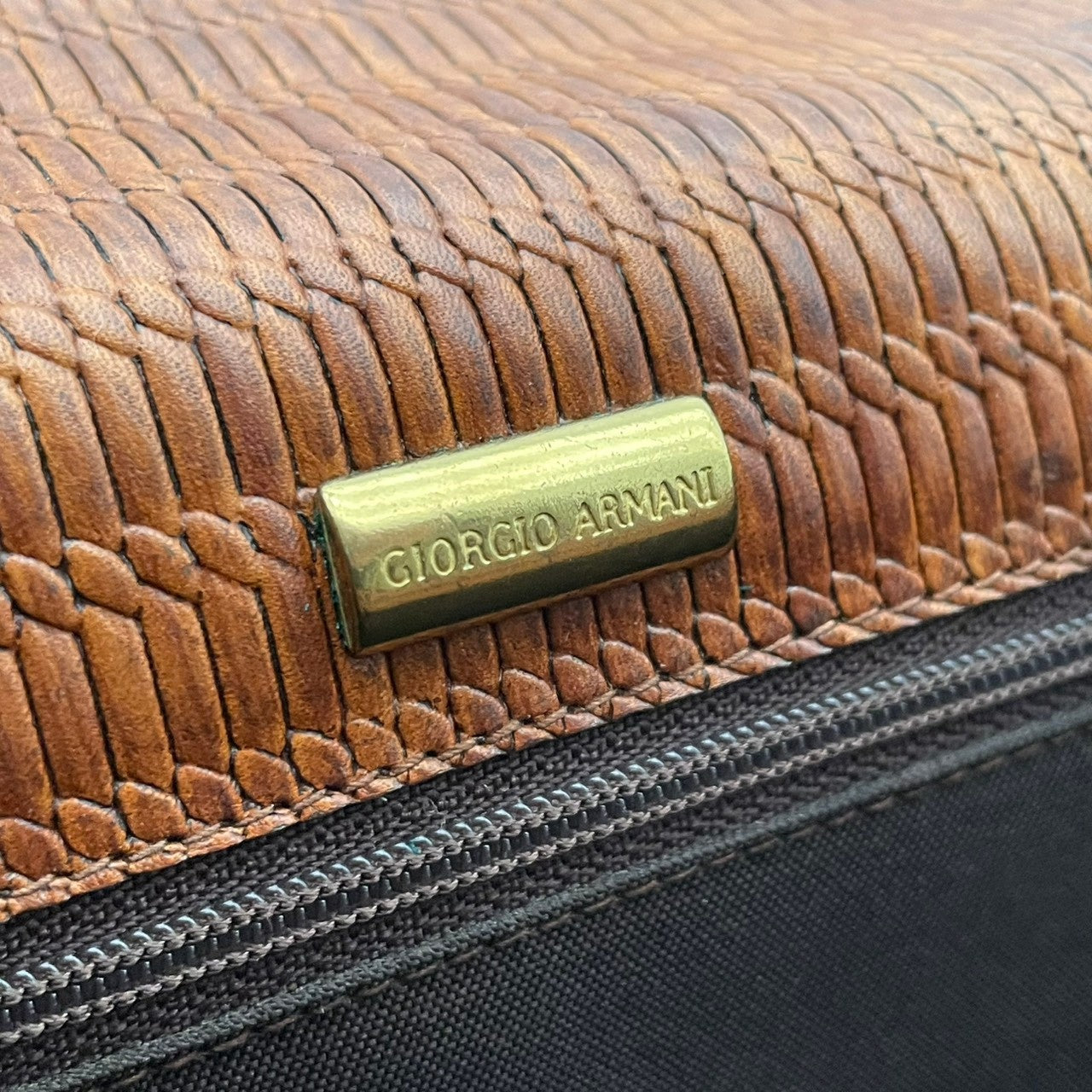 美品 ジョルジオアルマーニ GIORGIO ARMANI ショルダーバッグ ウーブンレザー 編み込み ブラウン 茶 ゴールド金具 サドルバッグ ヴィンテージ 牛革 斜めがけ レディース イタリア製 上品 エレガント キャメル U3