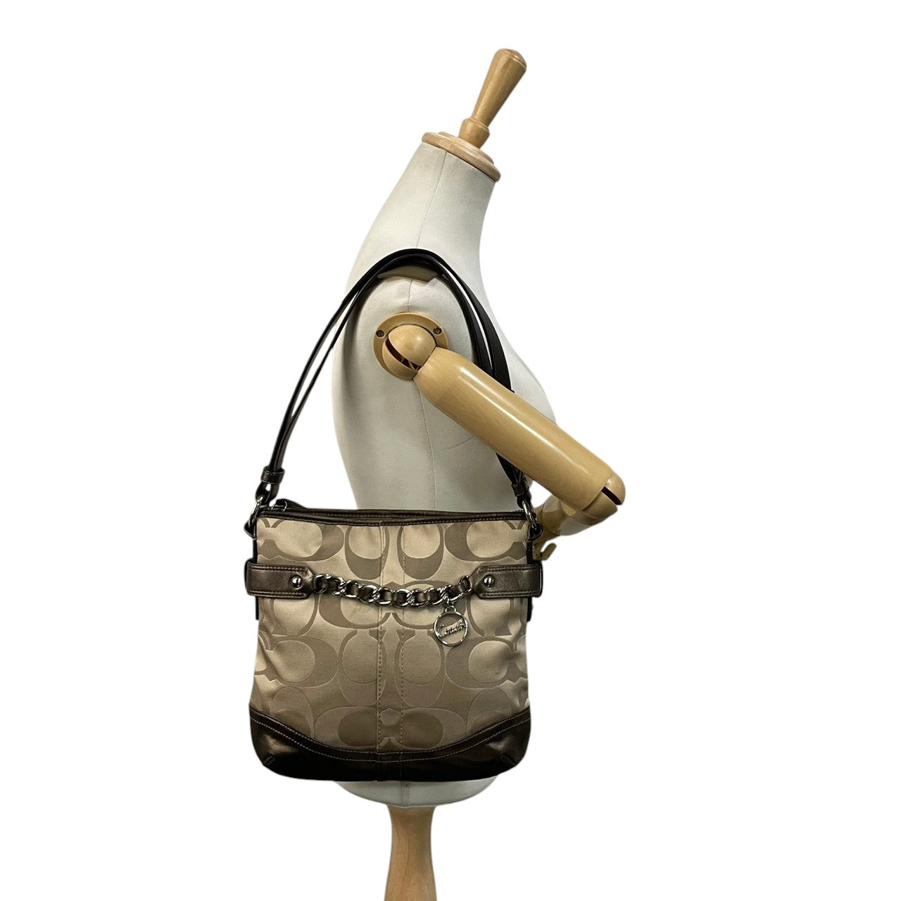 美品 COACH コーチ ショルダーバッグ オプアート シグネチャー サテン キャンバス レザー ベージュ ブロンズ シルバーチェーン チャーム Cロゴ レディース 斜めがけ 普段使い F19730 U2