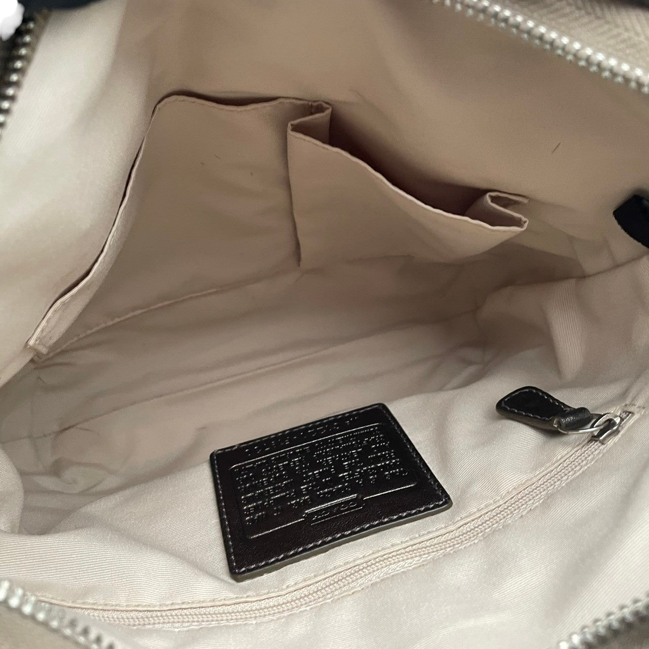美品 COACH コーチ ショルダーバッグ オプアート シグネチャー サテン キャンバス レザー ベージュ ブロンズ シルバーチェーン チャーム Cロゴ レディース 斜めがけ 普段使い F19730 U2