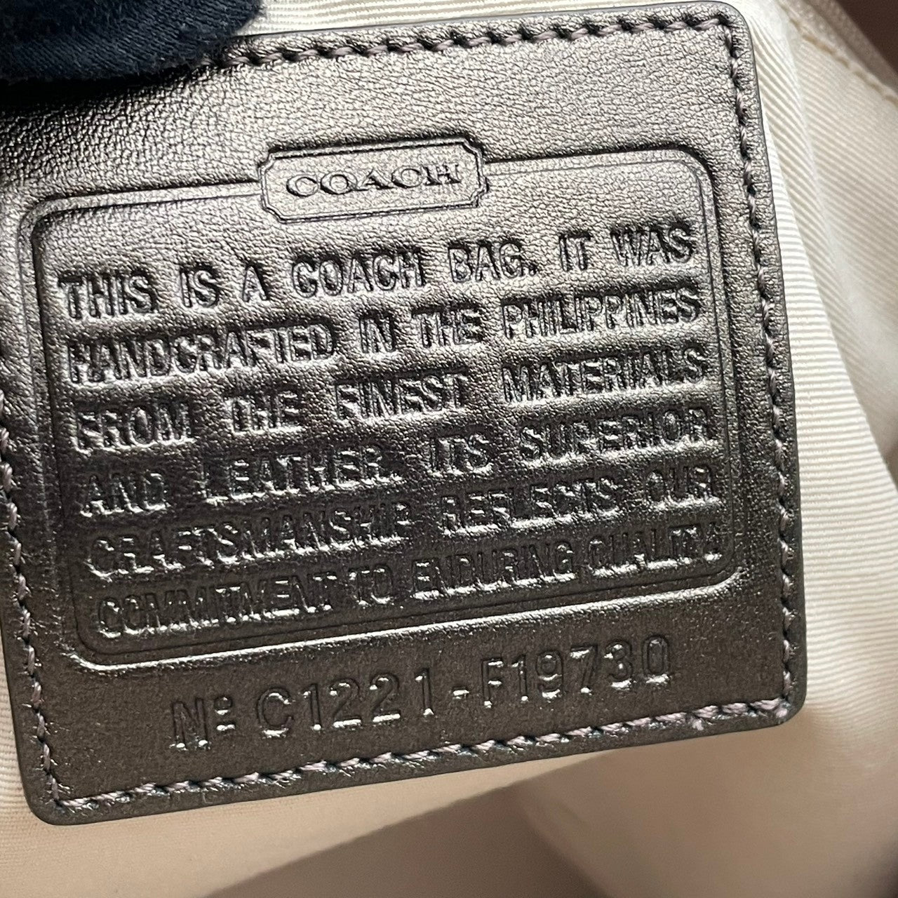 美品 COACH コーチ ショルダーバッグ オプアート シグネチャー サテン キャンバス レザー ベージュ ブロンズ シルバーチェーン チャーム Cロゴ レディース 斜めがけ 普段使い F19730 U2