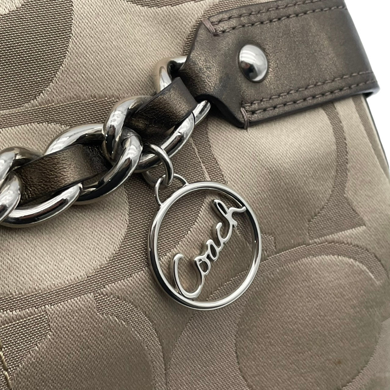 美品 COACH コーチ ショルダーバッグ オプアート シグネチャー サテン キャンバス レザー ベージュ ブロンズ シルバーチェーン チャーム Cロゴ レディース 斜めがけ 普段使い F19730 U2
