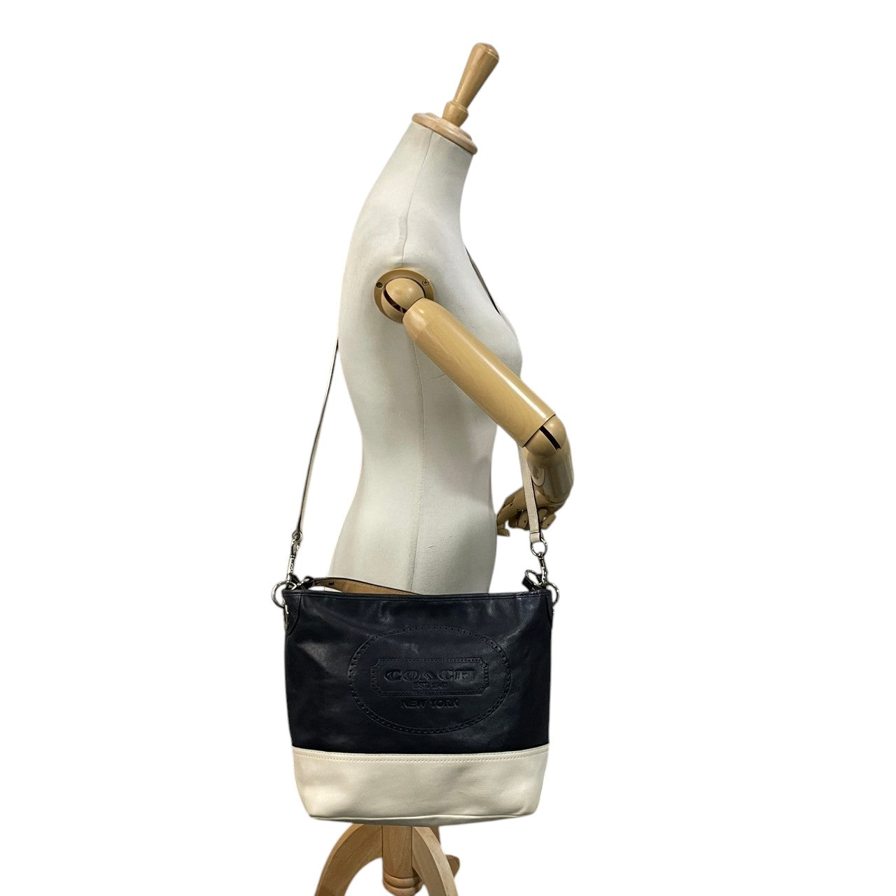 美品 COACH コーチ ショルダーバッグ レザー バイカラー ネイビー ホワイト 白 シルバー金具 EST.1941 NEW YORK エンボスロゴ 牛革 2way ハンドバッグ 斜めがけ レディース 上品 19393 U2