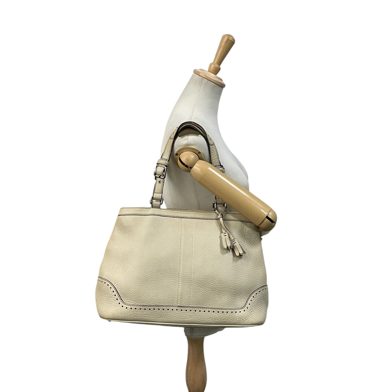COACH コーチ トートバッグ ソフトミルドカウハイド レザー アイボリー シルバー金具 牛革 タッセル ブローグ 大容量 A4収納 レディース 通勤 普段使い ハンドバッグ 上品 シンプル 5056 U2