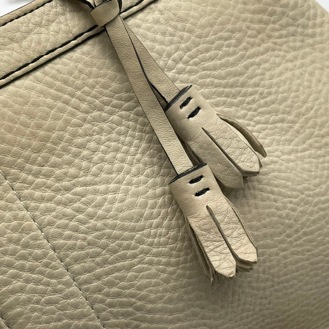 COACH コーチ トートバッグ ソフトミルドカウハイド レザー アイボリー シルバー金具 牛革 タッセル ブローグ 大容量 A4収納 レディース 通勤 普段使い ハンドバッグ 上品 シンプル 5056 U2