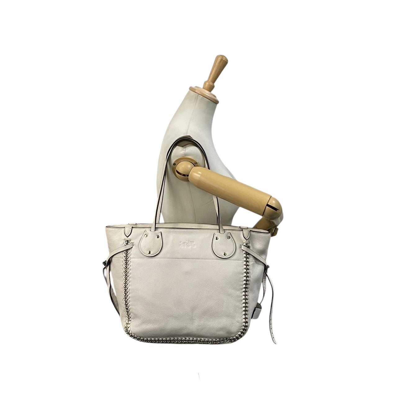 美品 COACH コーチ トートバッグ ペブルドレザー オフホワイト 白 シルバー チェーン編み込み ウィップステッチ スタッズ 牛革 大容量 2way レディース 通勤 普段使い 上品 ショルダー A4収納 U2