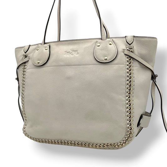 美品 COACH コーチ トートバッグ ペブルドレザー オフホワイト 白 シルバー チェーン編み込み ウィップステッチ スタッズ 牛革 大容量 2way レディース 通勤 普段使い 上品 ショルダー A4収納 U2