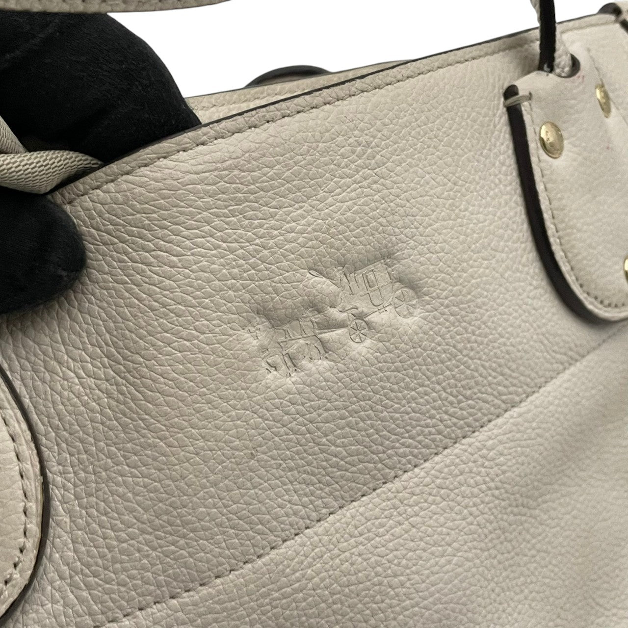 美品 COACH コーチ トートバッグ ペブルドレザー オフホワイト 白 シルバー チェーン編み込み ウィップステッチ スタッズ 牛革 大容量 2way レディース 通勤 普段使い 上品 ショルダー A4収納 U2
