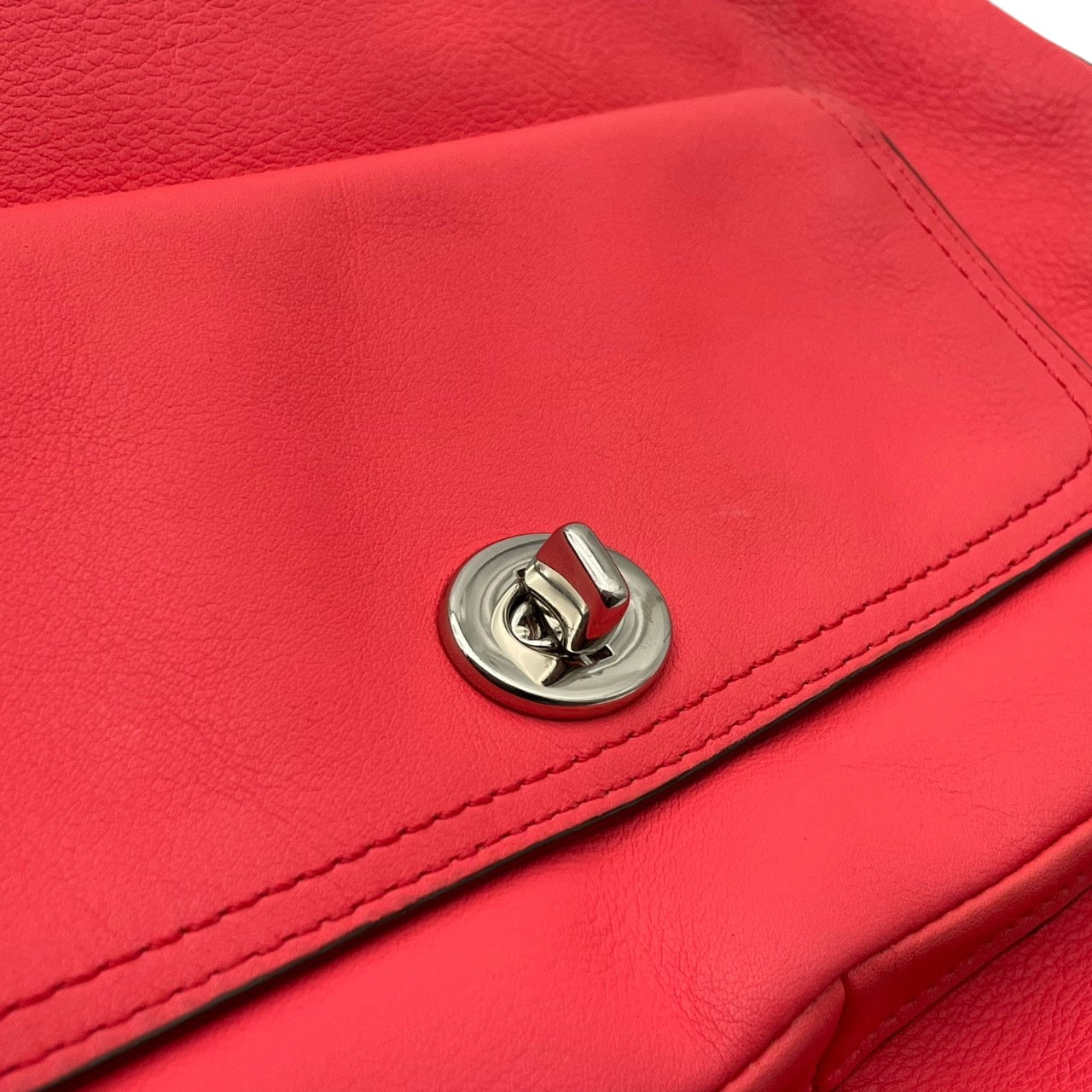 美品 COACH コーチ ショルダーバッグ レザー ピンク シルバー金具 牛革 2way フロントポケット タッセル ターンロック レディース 通勤 普段使い 斜めがけ フェミニン かわいい 大容量 22881 s94